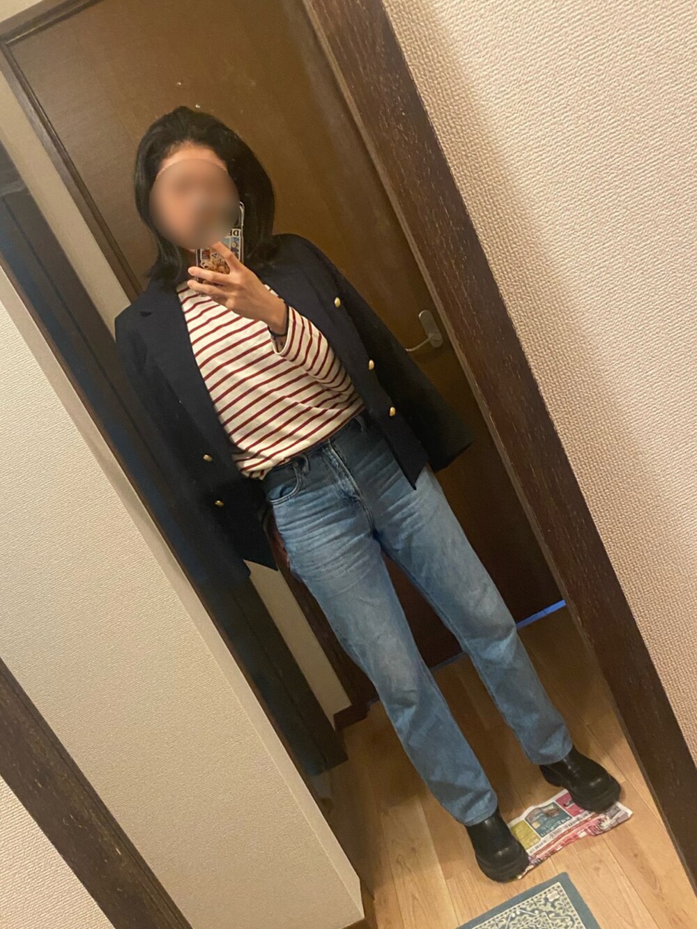 レッド系のトップス、レッド系のトップス、ブルー系のデニムパンツを着用したレディースの秋コーディネートの2枚目の写真