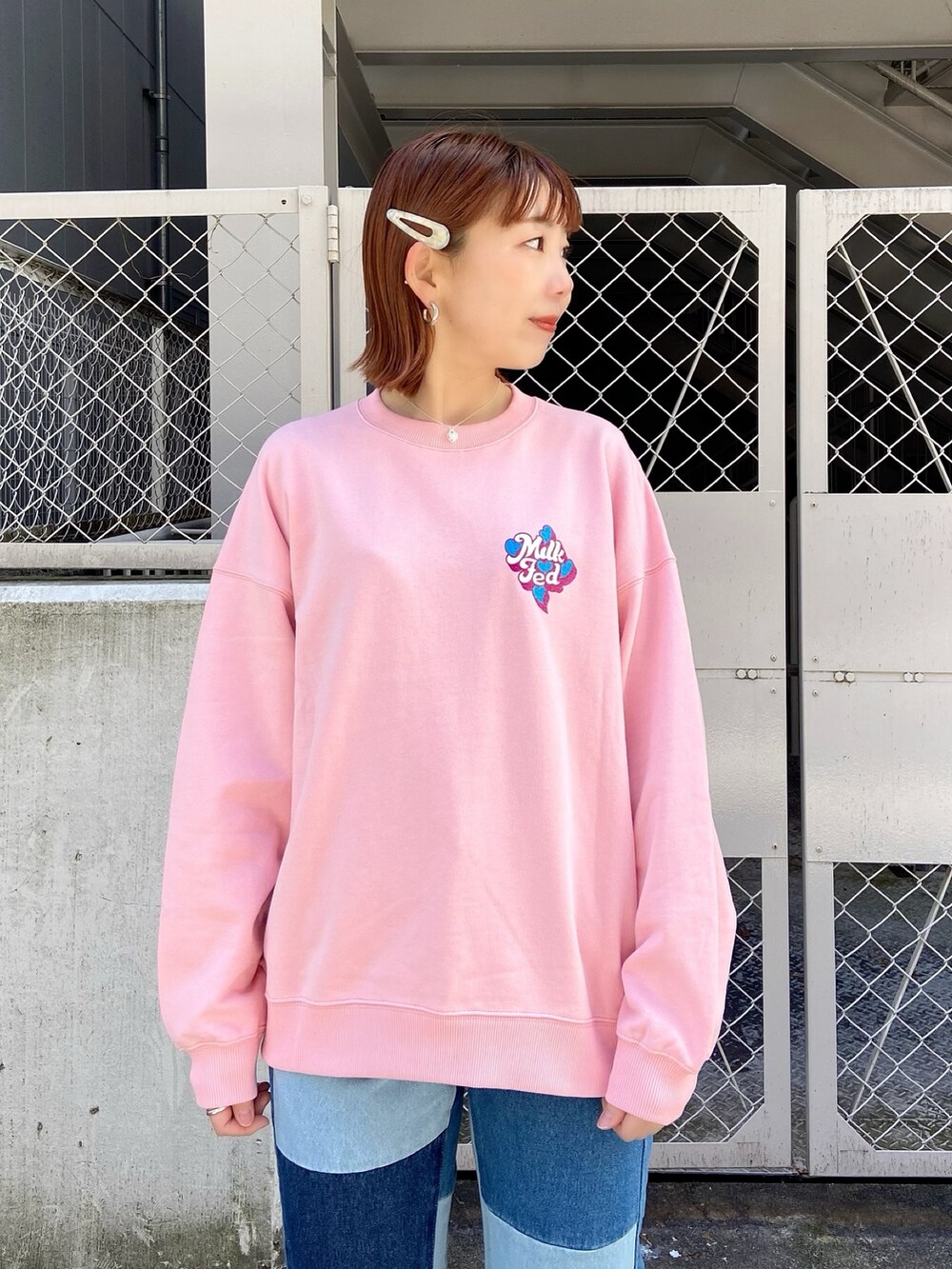「ラフコーデ、キレイめカジュアル、ラクチンコーデ、ootd、オトナ女子、韓国ファッション、らふこーで、ピンク、ラメ、スウェット」｜「MILKFED.のGLITTER LOGO SWEAT TOP（スウェット、ピンク系）」を使った、佐藤 麻理さん（レディース・164cm）の冬コーディネートの4枚目の写真