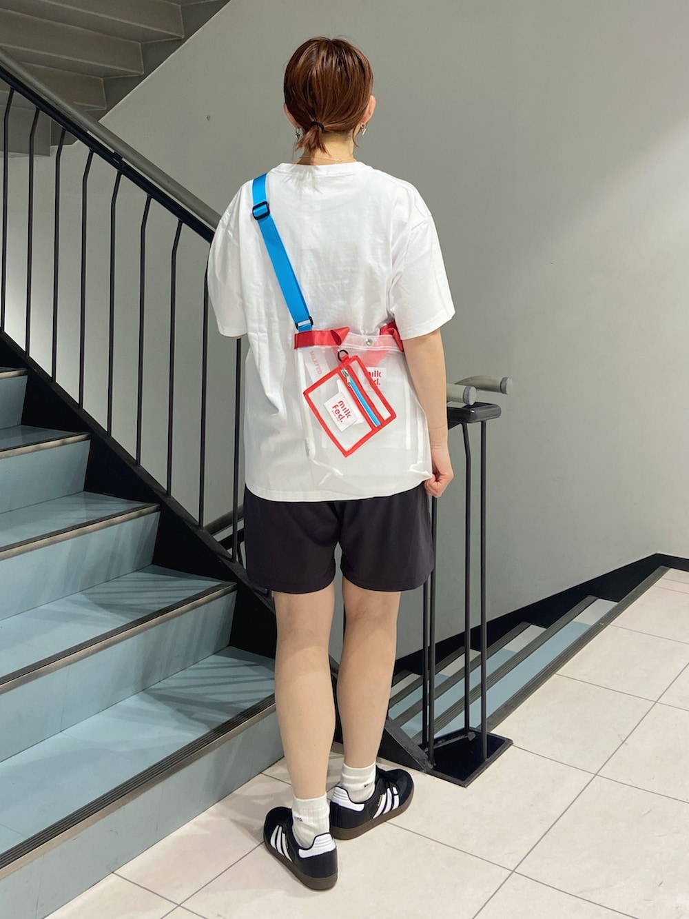 ホワイト系のTシャツ/カットソー、グレー系のその他パンツ、ホワイト系のショルダーバッグを着用したレディースの春コーディネートの7枚目の写真