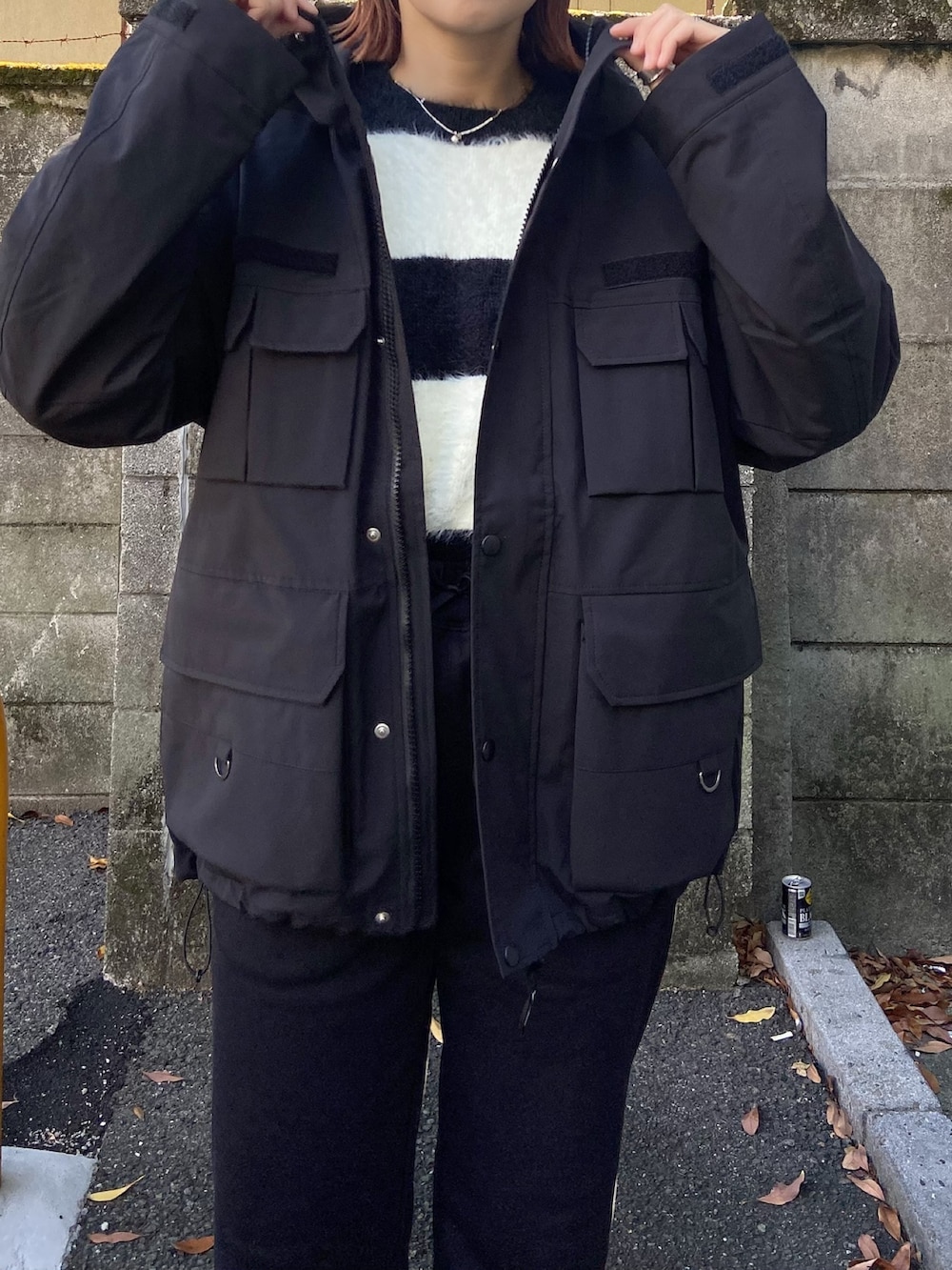 「スニーカー、大人女子、ラクチンコーデ、パンツコーデ、秋冬、カジュアルコーデ、マウンテンパーカー、ストリート、スウェット、スウェットパンツ、メンズライク、メンズライク女子、メンズライク女子とつながりたい、バンズ」｜「SILASのMOUNTAIN PARKA（ブルゾン、ブラック系）」を使った、佐藤 麻理さん（レディース・164cm）の秋コーディネートの3枚目の写真
