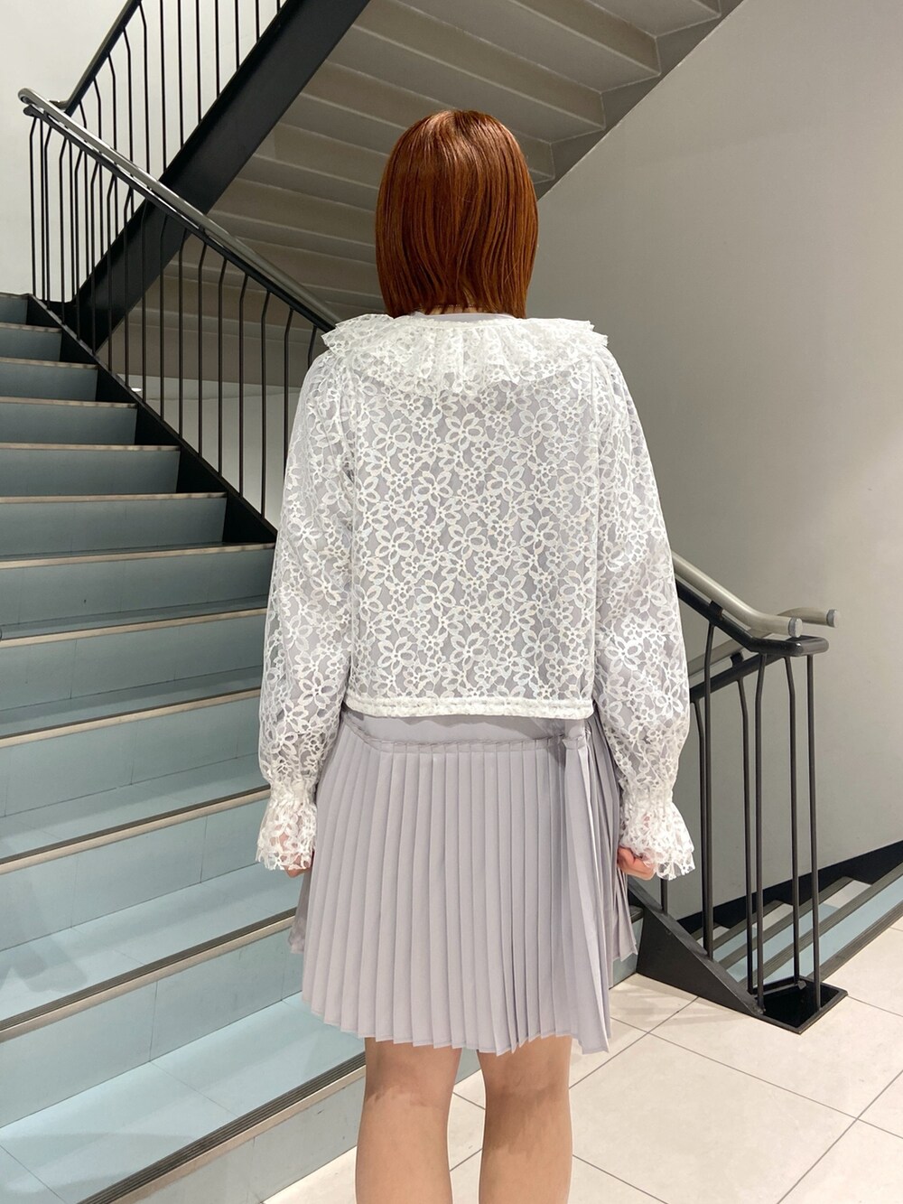 ホワイト系のシャツ/ブラウス、グレー系のワンピース、ブラウン系のショルダーバッグを着用したレディースの春コーディネートの4枚目の写真