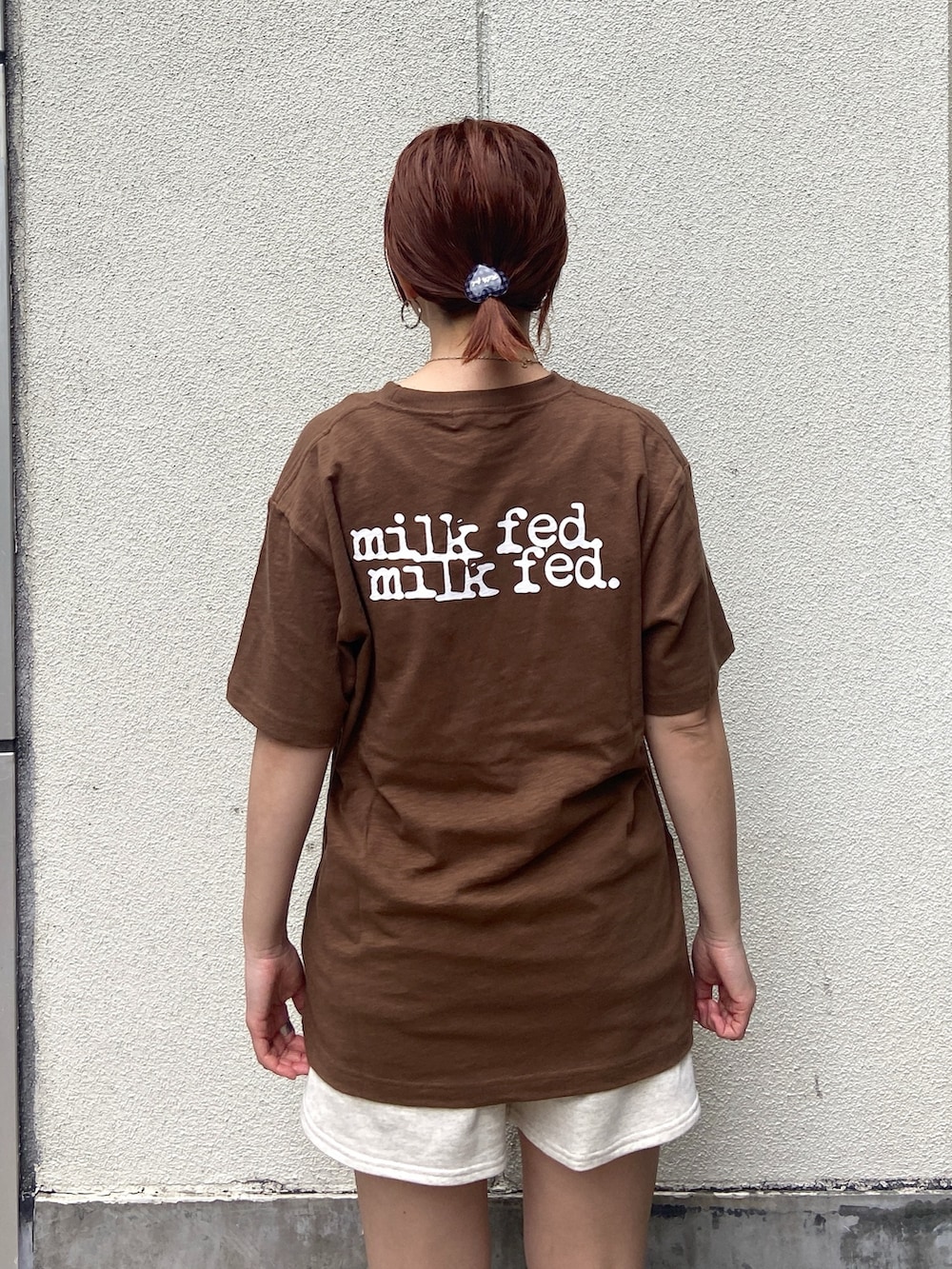 ブラウン系のTシャツ/カットソー、ベージュ系のスウェットパンツ、ブラック系のトートバッグを着用したレディースの春コーディネートの5枚目の写真