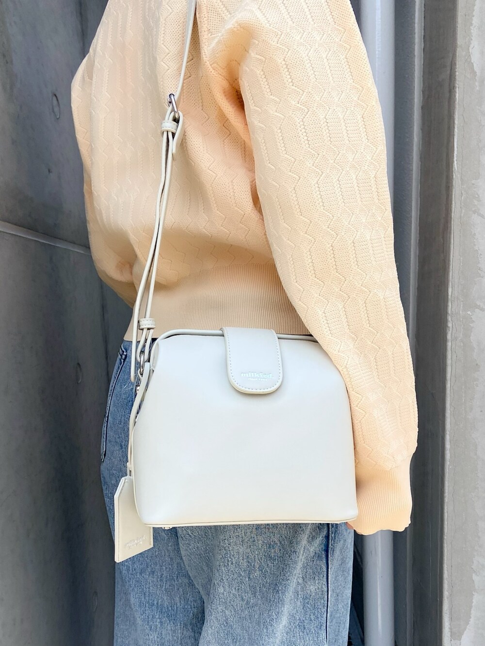 イエロー系のカーディガン/ボレロ、ブルー系のデニムパンツを着用したレディースの春コーディネートの3枚目の写真