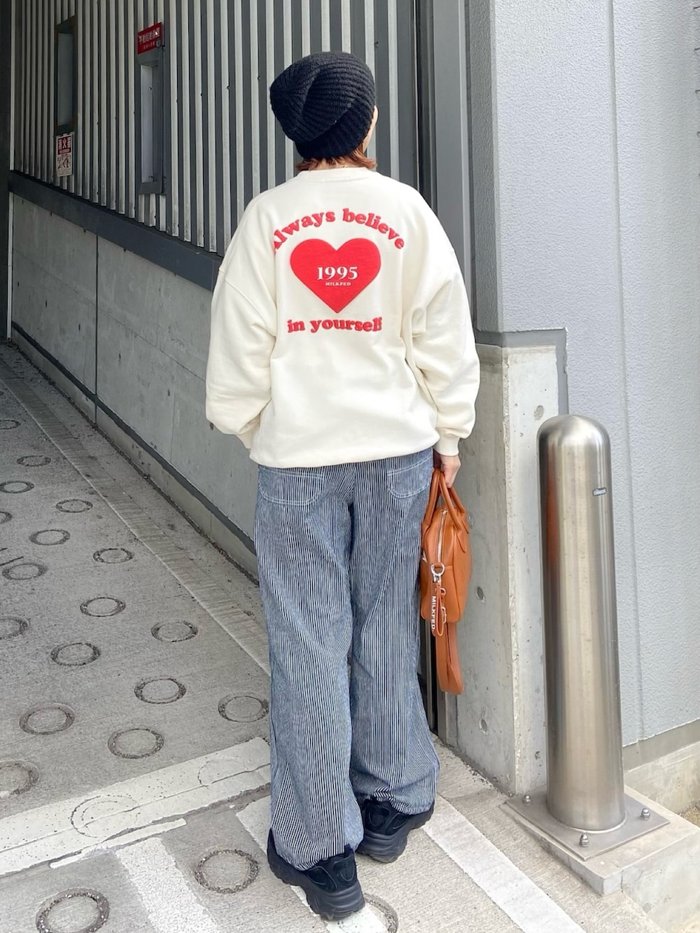 「冬を彩る色いろコーデ、きれいめカジュアル、お出かけコーデ、パンツスタイル、今日のコーデ、シンプルスタイル、オトナカワイイ、冬のコーデ、ゆるコーデ、ヒッコリーパンツ、サロペット、サロペットパンツ、デニムパンツ」｜「MILKFED.のBACK HEART LOGO SWEATSHIRT（スウェット、ホワイト系）」を使った、佐藤 麻理さん（レディース・164cm）の冬コーディネートの4枚目の写真