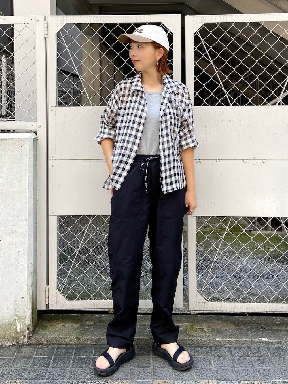 「休日スタイル、フェススタイル、フェスコーデ、カジュアル、おでかけコーデ、シンプルスタイル、ラフ、大人ガーリー、秋先取りコーデ、シアーシャツ、ギンガムチェック、夏フェス、サマースタイル、スポーツミックス」｜「SILASのPAINTER PANTS（その他パンツ、ブラック系）」を使った、佐藤 麻理さん（レディース・164cm）の夏コーディネートの3枚目の写真