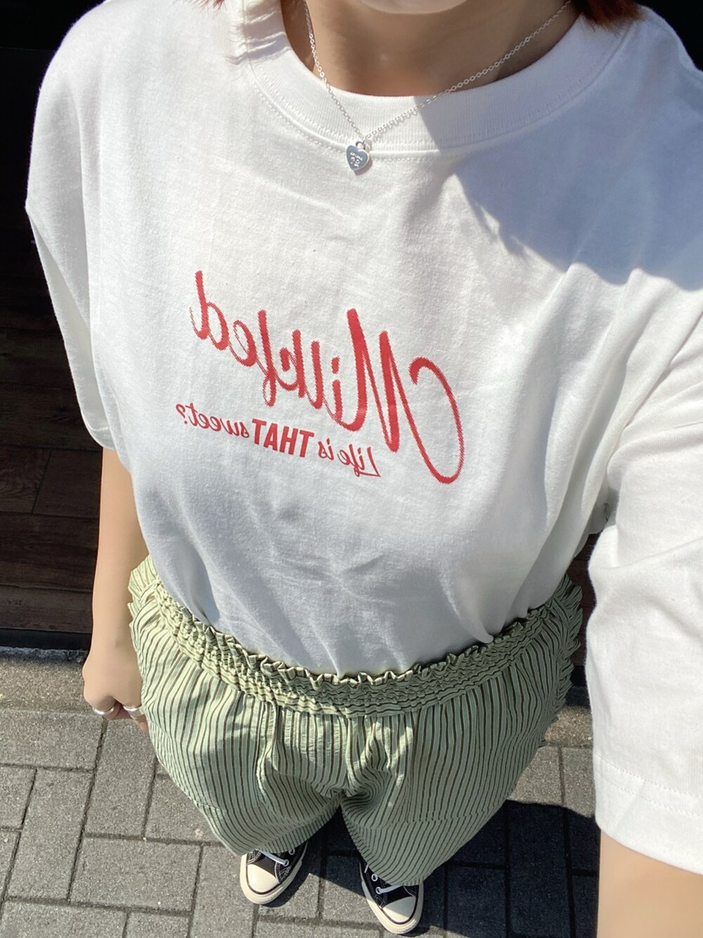 ホワイト系のTシャツ/カットソー、グリーン系のその他パンツを着用したレディースの春コーディネートの3枚目の写真