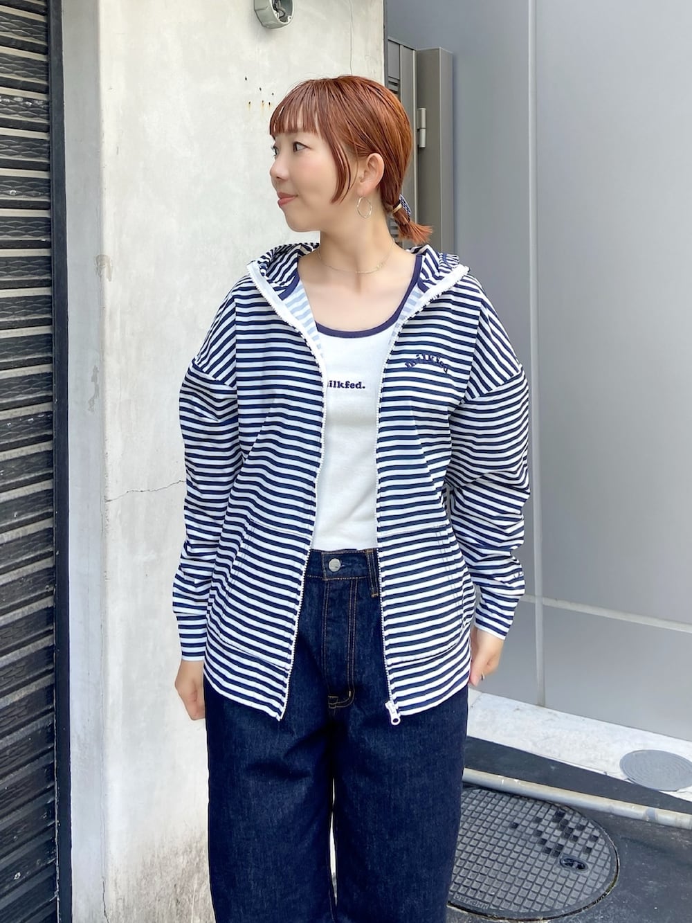 ホワイト系のタンクトップ、ブラック系のデニムパンツ、その他の水着を着用したレディースの春コーディネートの3枚目の写真