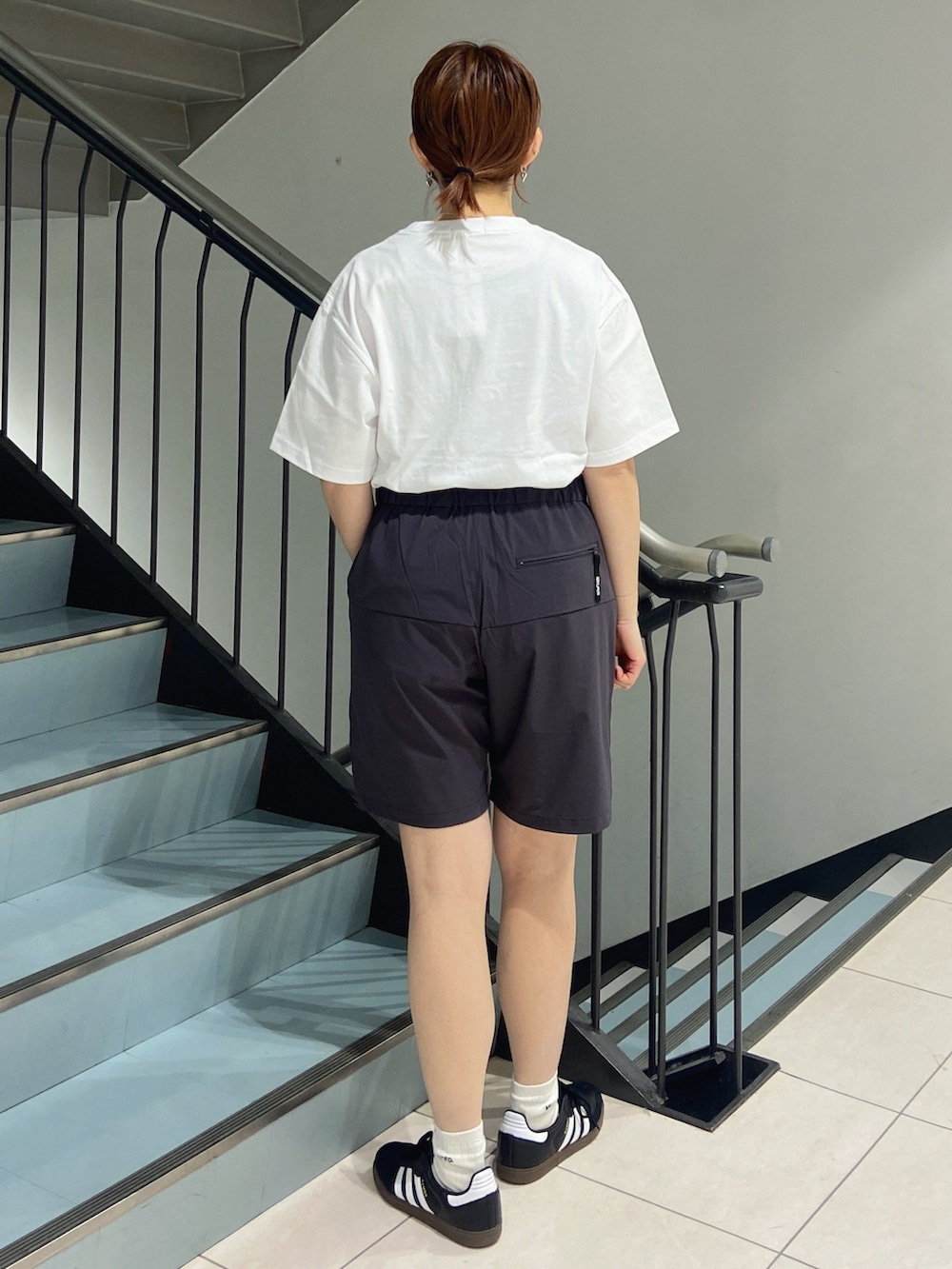 ホワイト系のTシャツ/カットソー、グレー系のその他パンツ、ホワイト系のショルダーバッグを着用したレディースの春コーディネートの6枚目の写真