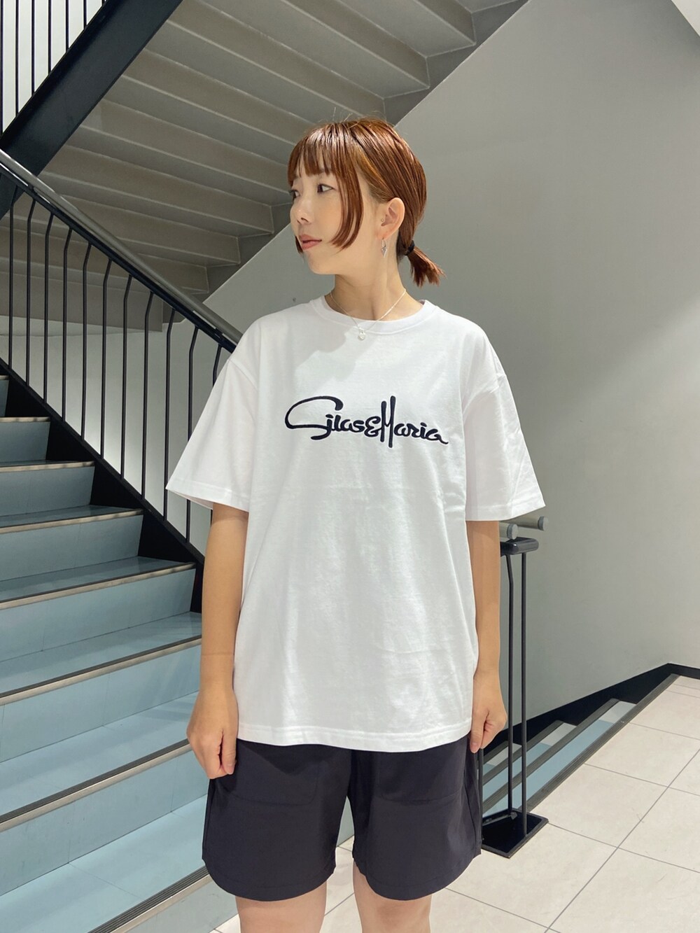 ホワイト系のTシャツ/カットソー、グレー系のその他パンツ、ホワイト系のショルダーバッグを着用したレディースの春コーディネートの4枚目の写真