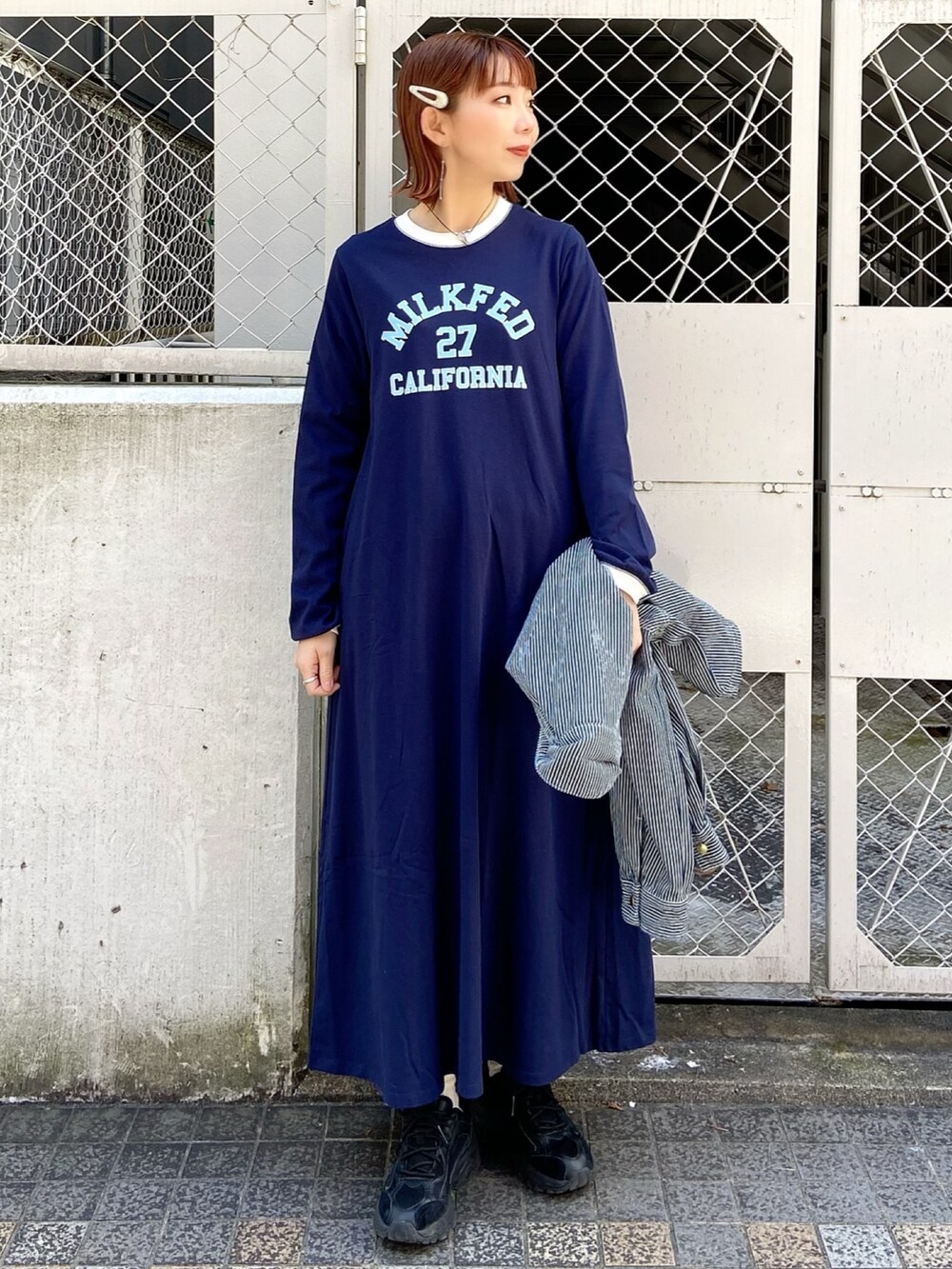「大人カジュアル、お出かけコーデ、カジュアルコーデ、シンプルコーデ、デニムコーデ、スニーカーコーデ、ロングスカート、ママコーデ、マキシ丈ワンピース、ジャケット、春コーデ」｜「MILKFED.のCOLLEGE LOGO DRESS（ワンピース、ブルー系）」を使った、佐藤 麻理さん（レディース・164cm）の冬コーディネートの3枚目の写真