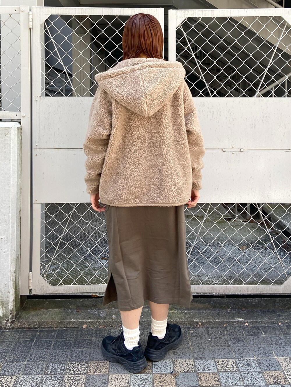 「大人かわいい、カジュアルコーデ、オトナカジュアル、シンプルスタイル、秋冬コーデ、ボア、ボアジャケット、ボアブルゾン、ワンピース、ワンピーススタイル、ワンピース×スニーカー」｜「MILKFED.のBOA ZIP UP HOODED JACKET（ブルゾン、ベージュ系）」を使った、佐藤 麻理さん（レディース・164cm）の冬コーディネートの6枚目の写真