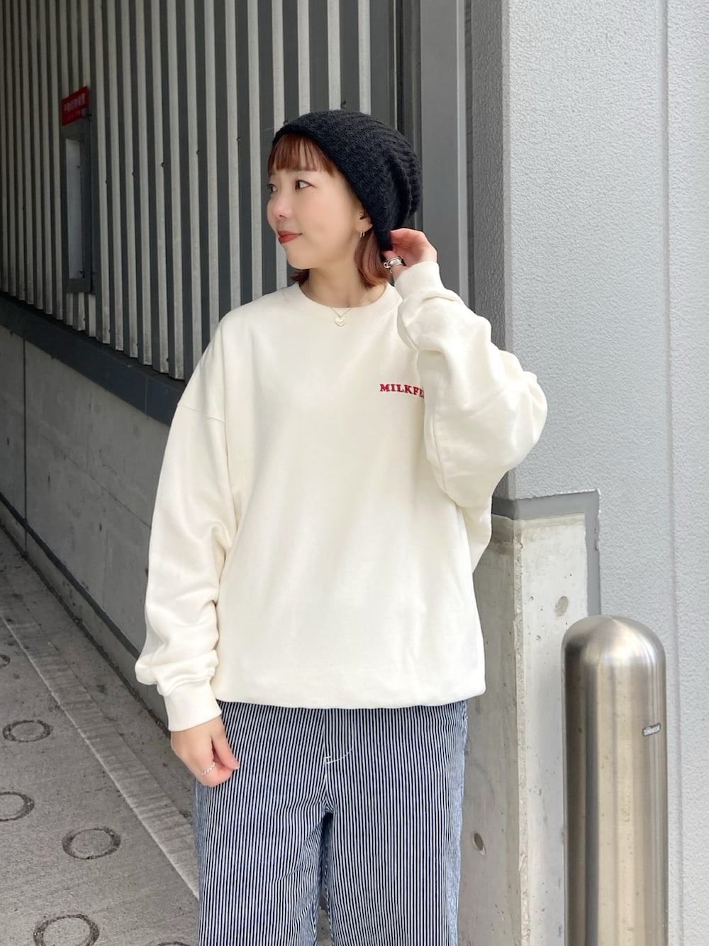 「冬を彩る色いろコーデ、きれいめカジュアル、お出かけコーデ、パンツスタイル、今日のコーデ、シンプルスタイル、オトナカワイイ、冬のコーデ、ゆるコーデ、ヒッコリーパンツ、サロペット、サロペットパンツ、デニムパンツ」｜「MILKFED.のBACK HEART LOGO SWEATSHIRT（スウェット、ホワイト系）」を使った、佐藤 麻理さん（レディース・164cm）の冬コーディネートの6枚目の写真