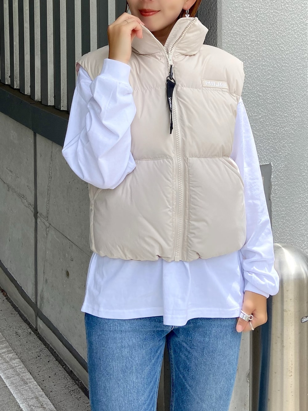 「大人カジュアル、秋服準備はじめました、おでかけコーデ、大人かわいい、着回しコーデ、シンプルコーデ、スカートスタイル、夏コーデ、デニム、秋コーデ、ダウンジャケット、ダウンベスト」｜「MILKFED.のSTENCIL L/S TEE（Tシャツ/カットソー、ホワイト系）」を使った、佐藤 麻理さん（レディース・164cm）の夏コーディネートの4枚目の写真