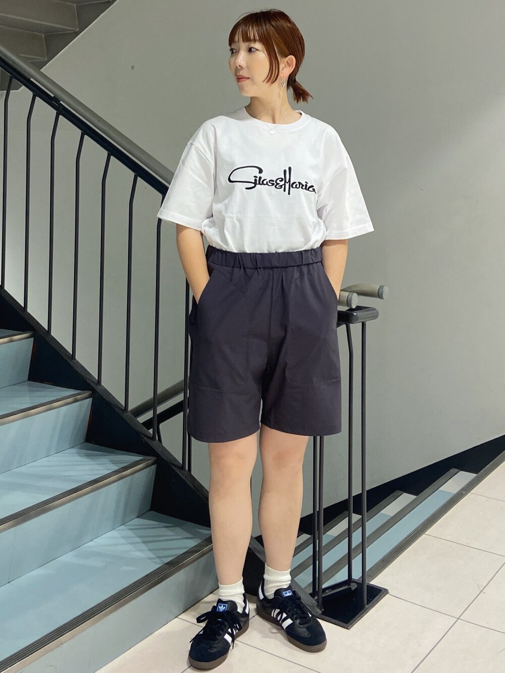 ホワイト系のTシャツ/カットソー、グレー系のその他パンツ、ホワイト系のショルダーバッグを着用したレディースの春コーディネートの5枚目の写真