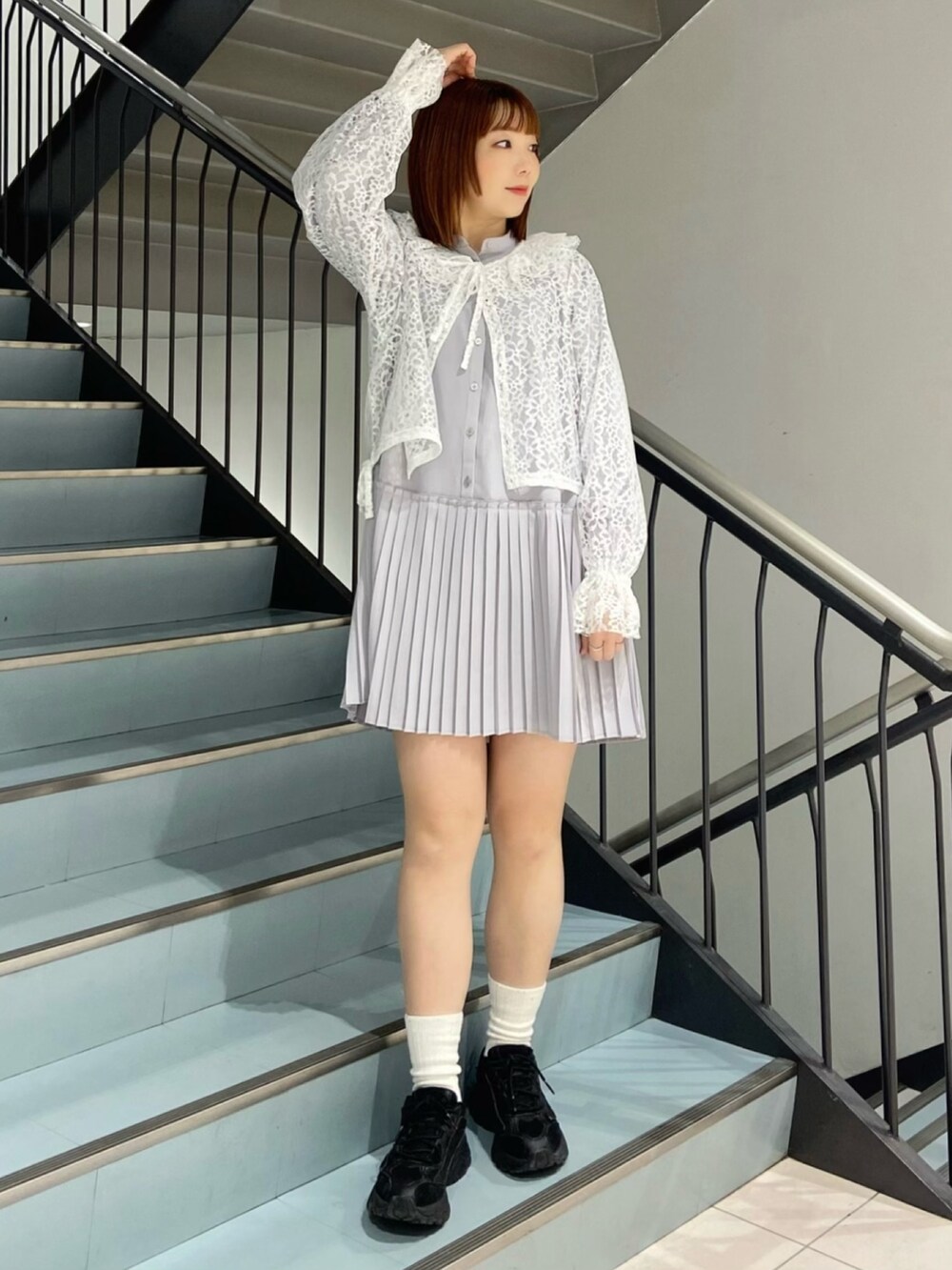ホワイト系のシャツ/ブラウス、グレー系のワンピース、ブラウン系のショルダーバッグを着用したレディースの春コーディネートの2枚目の写真