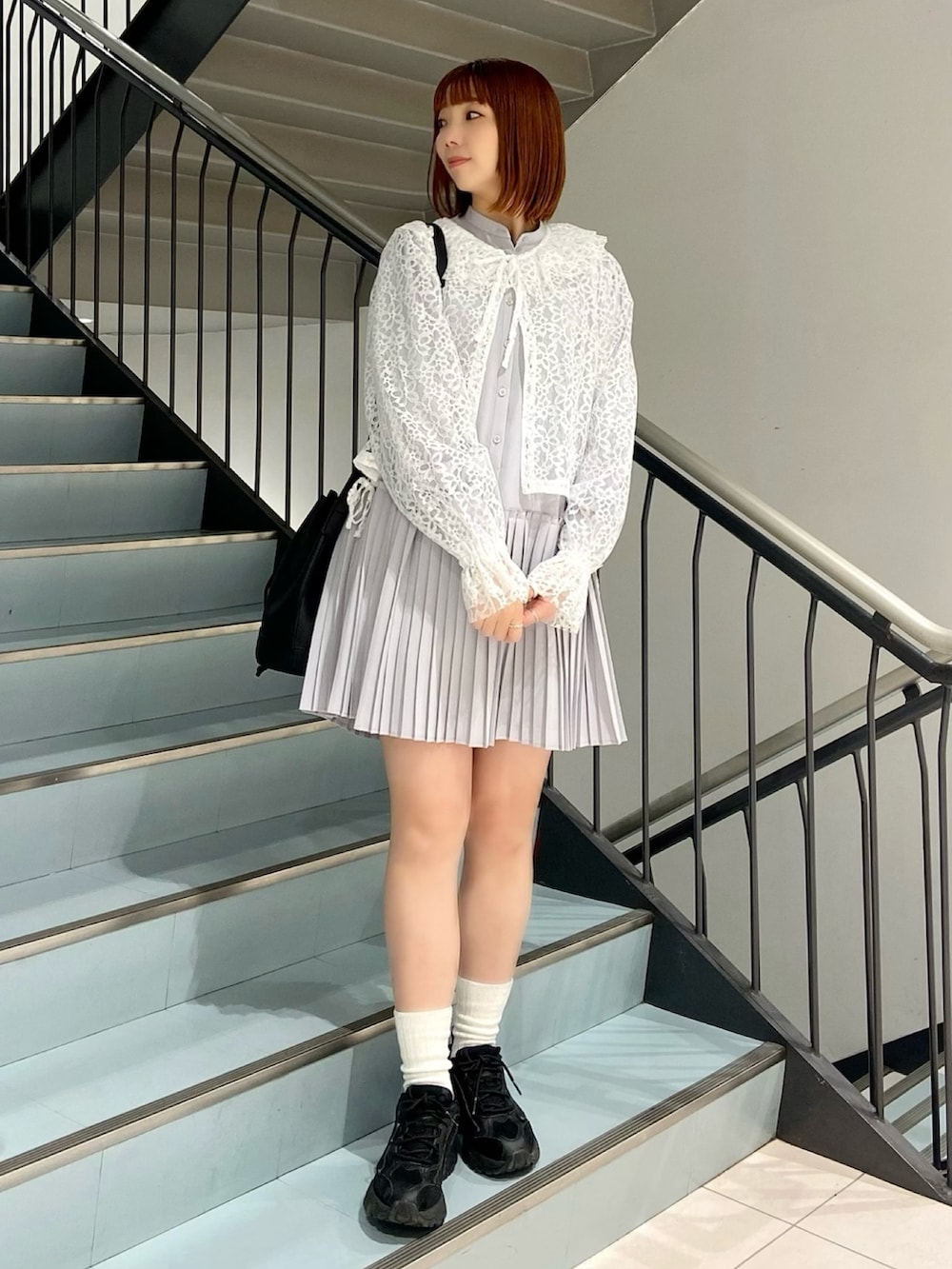 ホワイト系のシャツ/ブラウス、グレー系のワンピース、ブラウン系のショルダーバッグを着用したレディースの春コーディネートの3枚目の写真