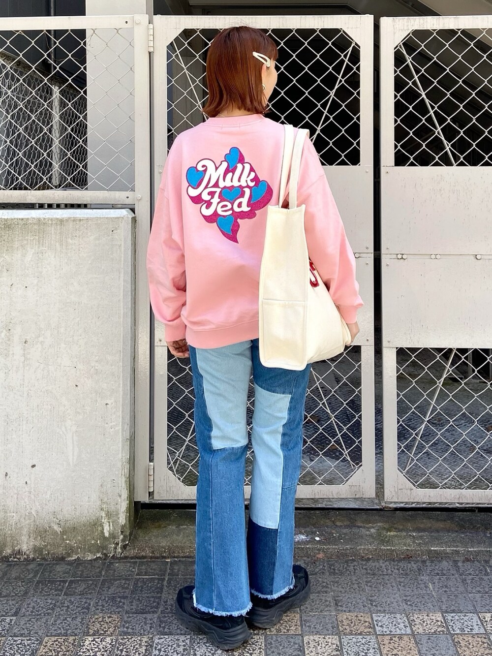 「ラフコーデ、キレイめカジュアル、ラクチンコーデ、ootd、オトナ女子、韓国ファッション、らふこーで、ピンク、ラメ、スウェット」｜「MILKFED.のGLITTER LOGO SWEAT TOP（スウェット、ピンク系）」を使った、佐藤 麻理さん（レディース・164cm）の冬コーディネートの3枚目の写真