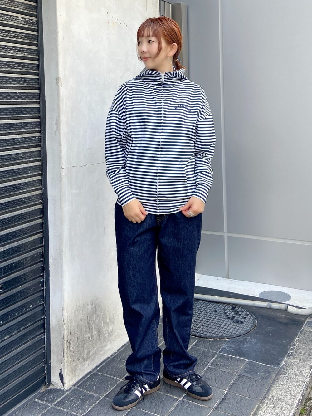 ホワイト系のタンクトップ、ブラック系のデニムパンツ、その他の水着を着用したレディースの春コーディネートの5枚目の写真