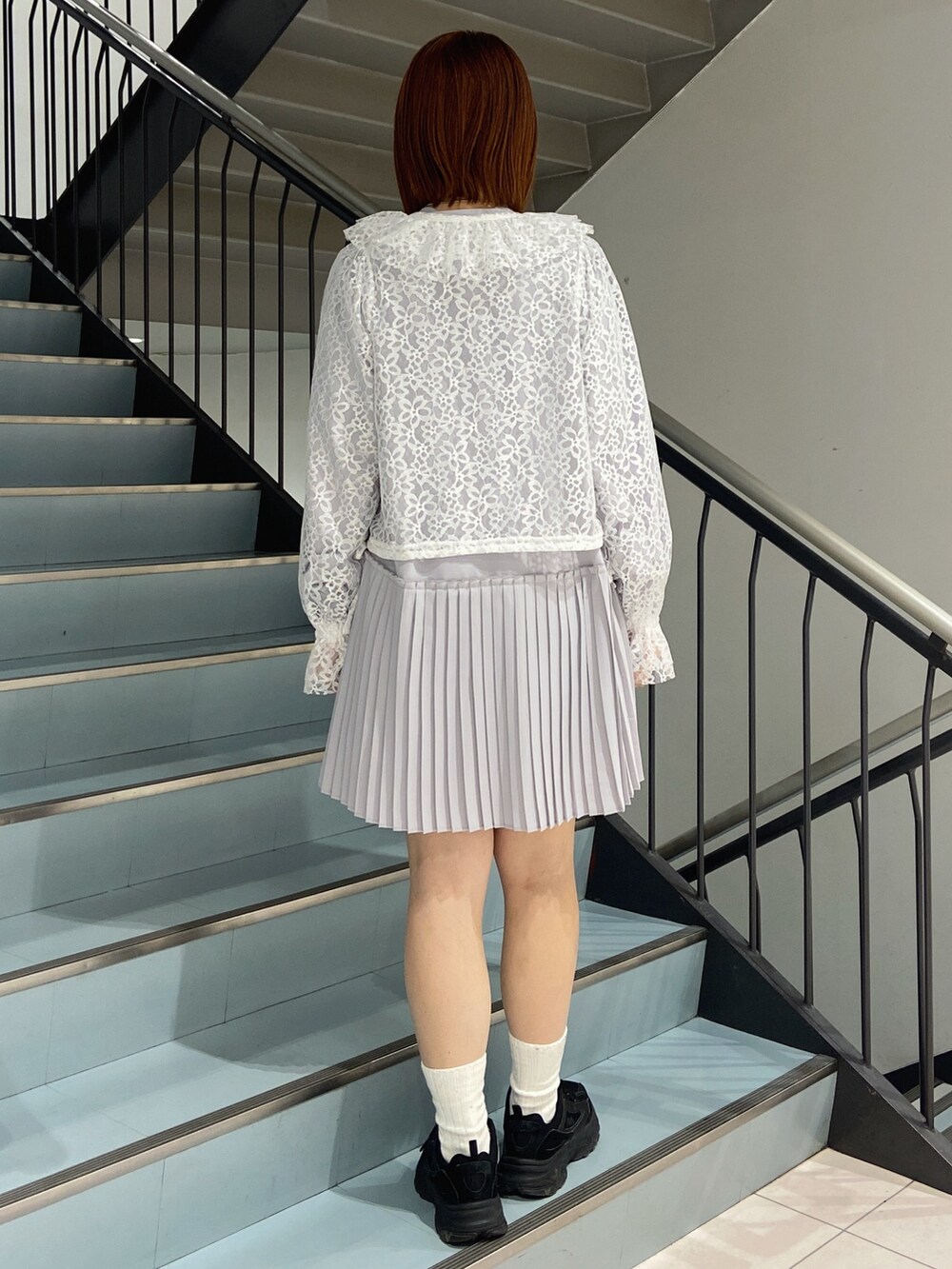 ホワイト系のシャツ/ブラウス、グレー系のワンピース、ブラウン系のショルダーバッグを着用したレディースの春コーディネートの5枚目の写真