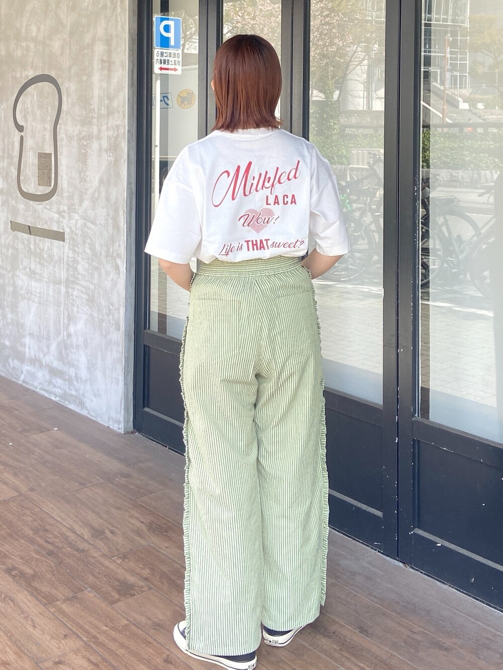 ホワイト系のTシャツ/カットソー、グリーン系のその他パンツを着用したレディースの春コーディネートの6枚目の写真