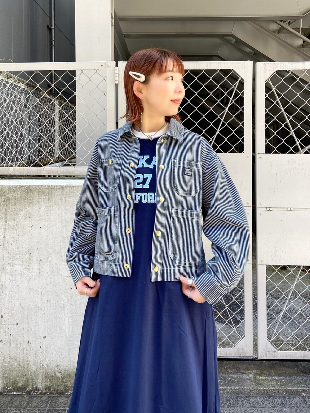 「大人カジュアル、お出かけコーデ、カジュアルコーデ、シンプルコーデ、デニムコーデ、スニーカーコーデ、ロングスカート、ママコーデ、マキシ丈ワンピース、ジャケット、春コーデ」｜「MILKFED.のCOLLEGE LOGO DRESS（ワンピース、ブルー系）」を使った、佐藤 麻理さん（レディース・164cm）の冬コーディネートの2枚目の写真