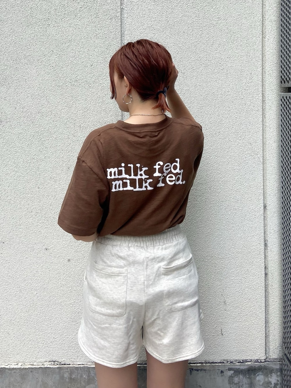 ブラウン系のTシャツ/カットソー、ベージュ系のスウェットパンツ、ブラック系のトートバッグを着用したレディースの春コーディネートの4枚目の写真