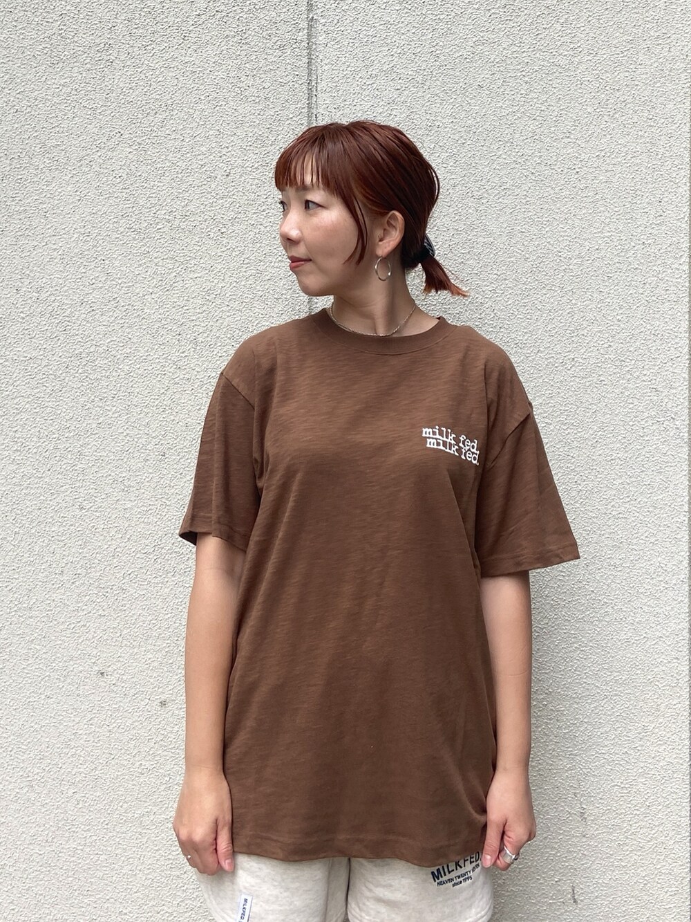 ブラウン系のTシャツ/カットソー、ベージュ系のスウェットパンツ、ブラック系のトートバッグを着用したレディースの春コーディネートの6枚目の写真