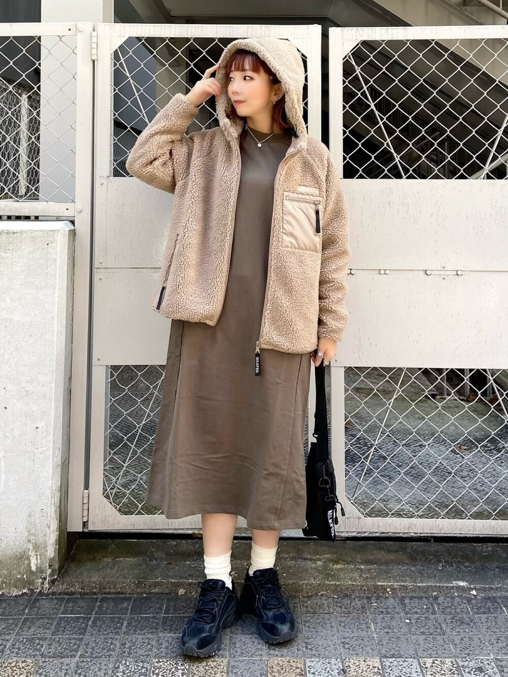 「大人かわいい、カジュアルコーデ、オトナカジュアル、シンプルスタイル、秋冬コーデ、ボア、ボアジャケット、ボアブルゾン、ワンピース、ワンピーススタイル、ワンピース×スニーカー」｜「MILKFED.のBOA ZIP UP HOODED JACKET（ブルゾン、ベージュ系）」を使った、佐藤 麻理さん（レディース・164cm）の冬コーディネートの2枚目の写真