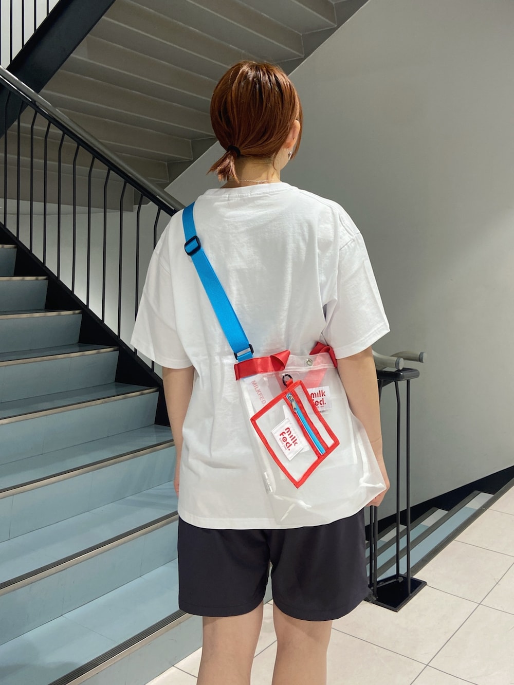 ホワイト系のTシャツ/カットソー、グレー系のその他パンツ、ホワイト系のショルダーバッグを着用したレディースの春コーディネートの3枚目の写真