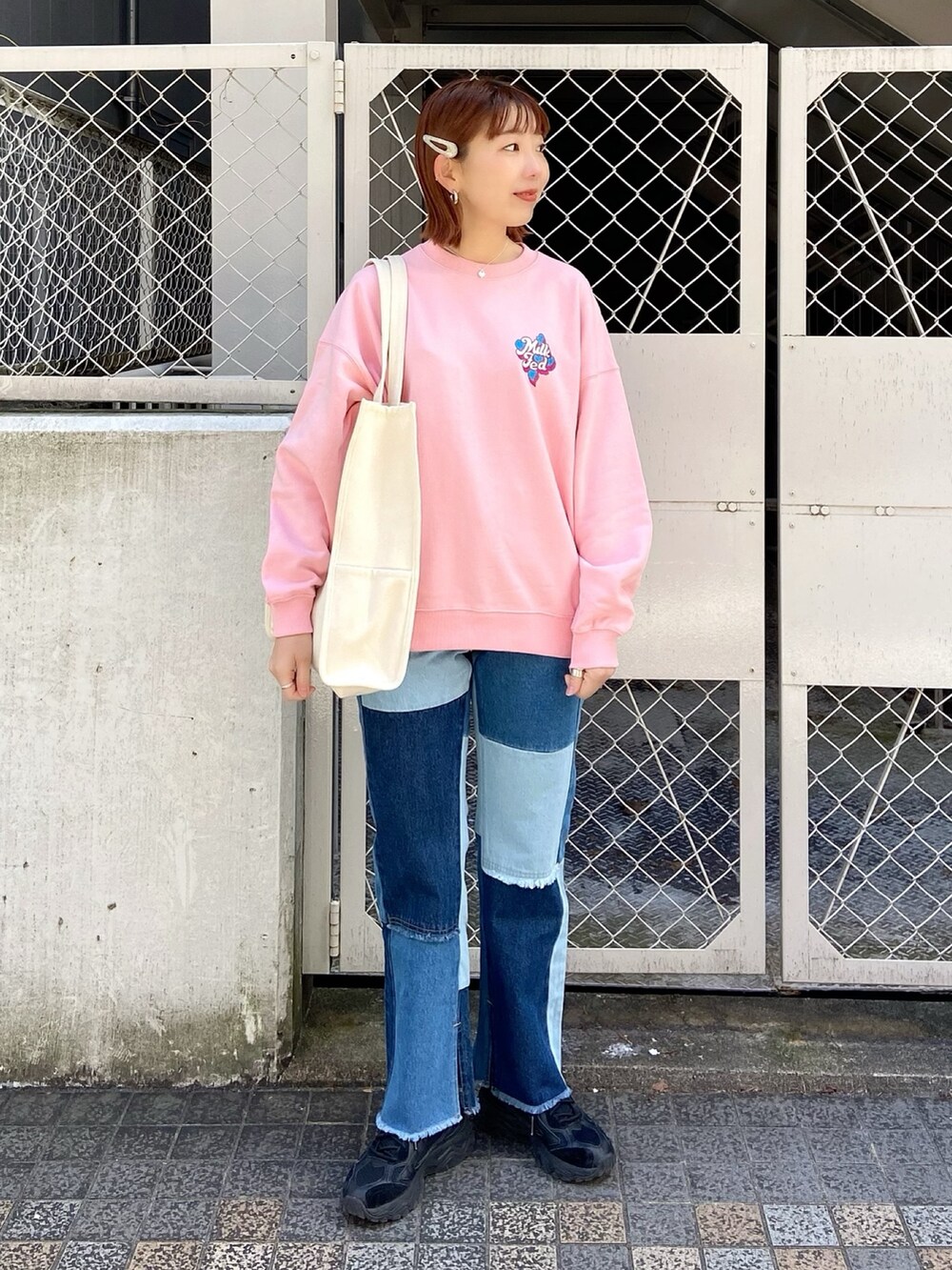 「ラフコーデ、キレイめカジュアル、ラクチンコーデ、ootd、オトナ女子、韓国ファッション、らふこーで、ピンク、ラメ、スウェット」｜「MILKFED.のGLITTER LOGO SWEAT TOP（スウェット、ピンク系）」を使った、佐藤 麻理さん（レディース・164cm）の冬コーディネートの2枚目の写真