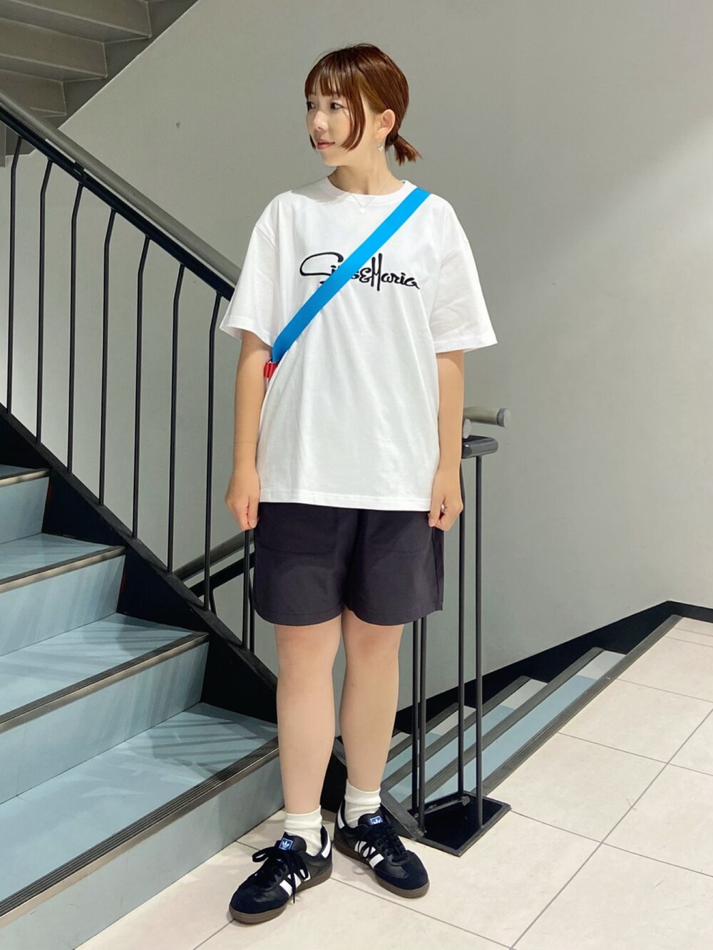ホワイト系のTシャツ/カットソー、グレー系のその他パンツ、ホワイト系のショルダーバッグを着用したレディースの春コーディネートの2枚目の写真