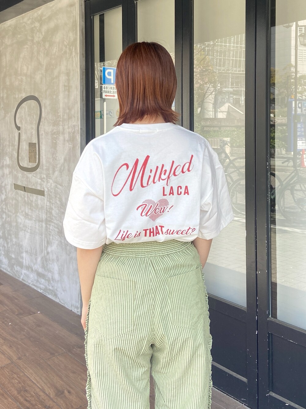 ホワイト系のTシャツ/カットソー、グリーン系のその他パンツを着用したレディースの春コーディネートの4枚目の写真