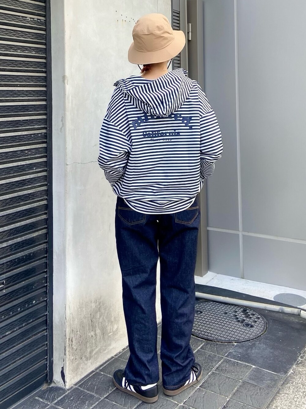 ホワイト系のタンクトップ、ブラック系のデニムパンツ、その他の水着を着用したレディースの春コーディネートの4枚目の写真