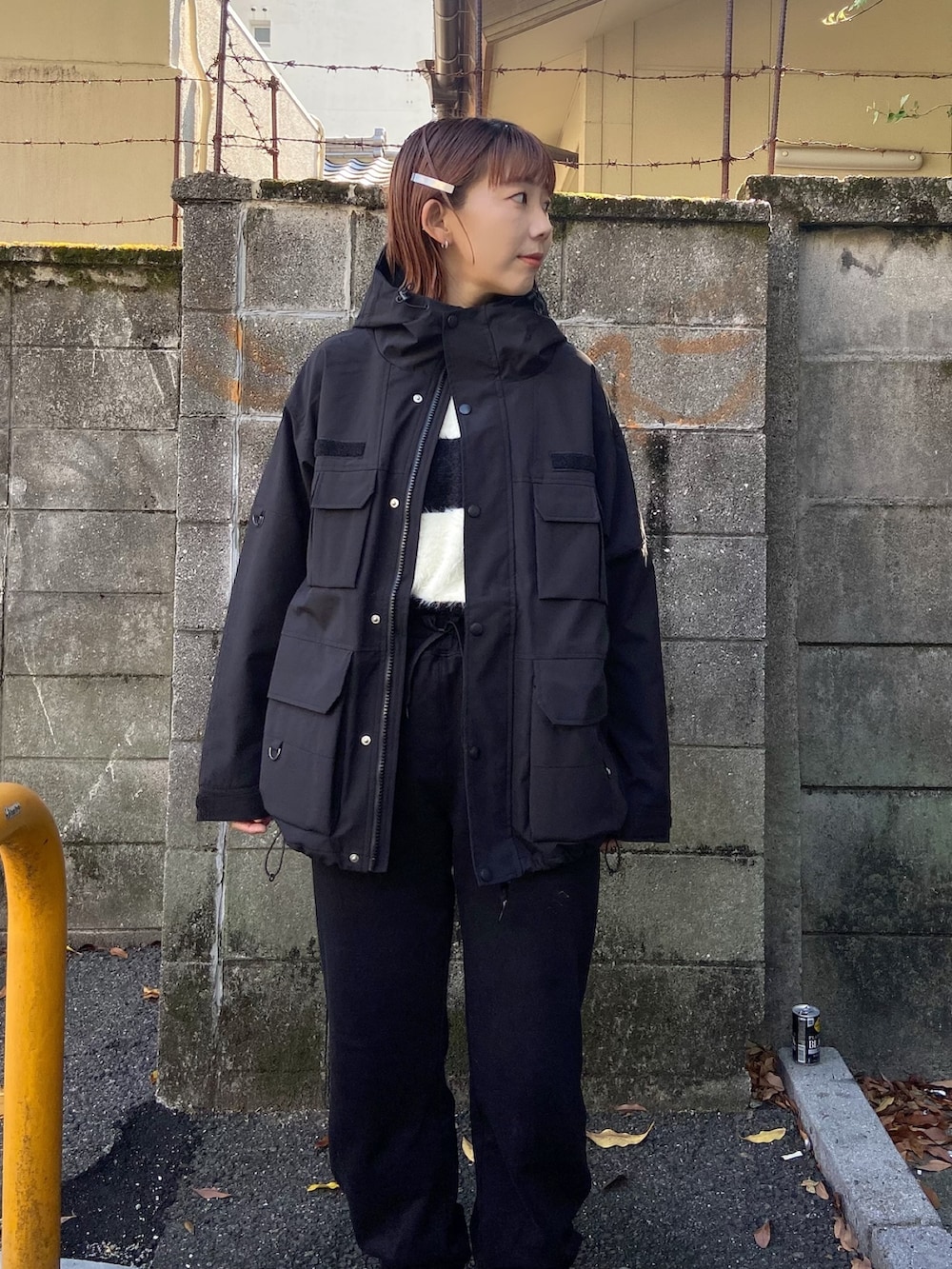 「スニーカー、大人女子、ラクチンコーデ、パンツコーデ、秋冬、カジュアルコーデ、マウンテンパーカー、ストリート、スウェット、スウェットパンツ、メンズライク、メンズライク女子、メンズライク女子とつながりたい、バンズ」｜「SILASのMOUNTAIN PARKA（ブルゾン、ブラック系）」を使った、佐藤 麻理さん（レディース・164cm）の秋コーディネートの4枚目の写真