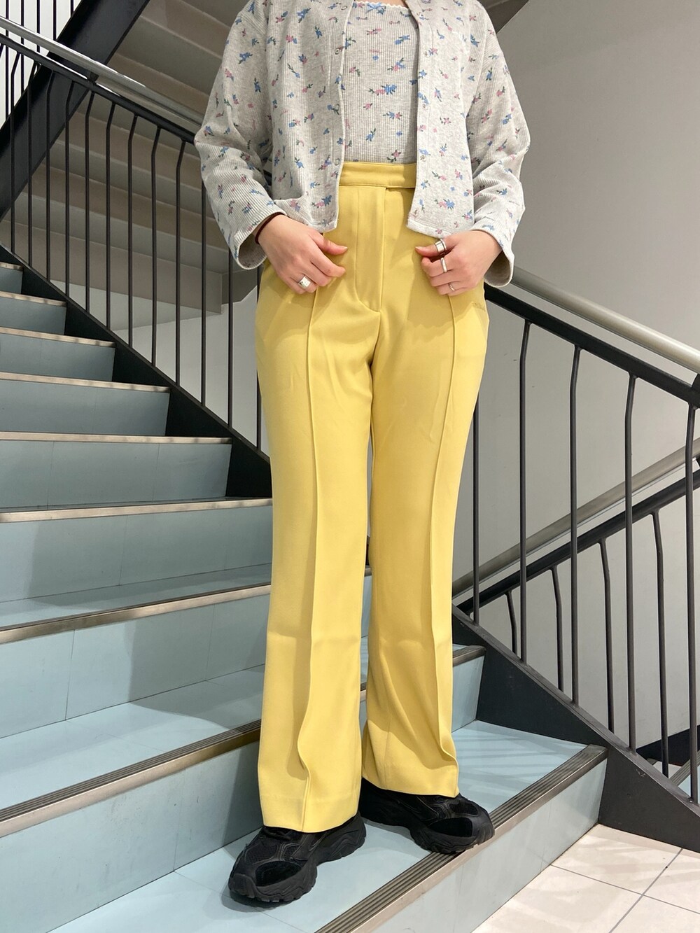 グレー系のTシャツ/カットソー、グレー系のカーディガン/ボレロ、イエロー系のその他パンツを着用したレディースの冬コーディネートの3枚目の写真