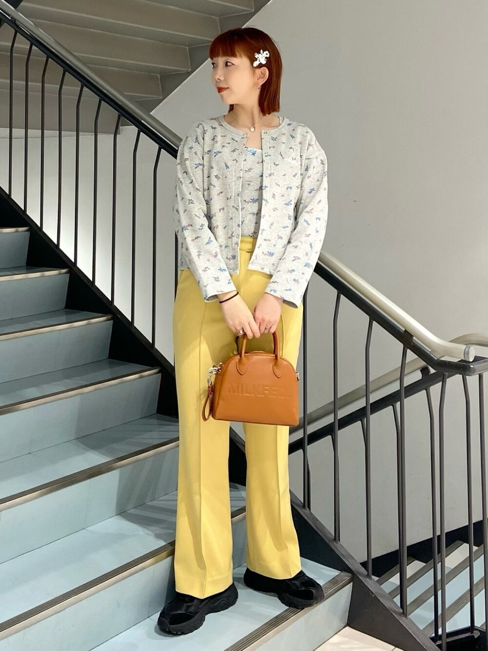 グレー系のTシャツ/カットソー、グレー系のカーディガン/ボレロ、イエロー系のその他パンツを着用したレディースの冬コーディネートの2枚目の写真