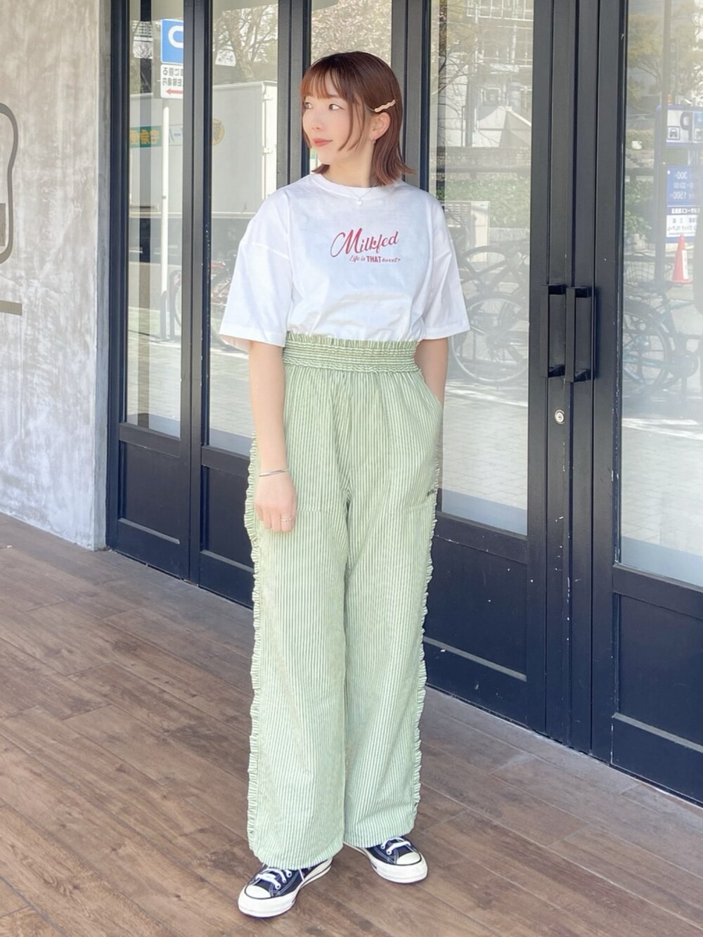 ホワイト系のTシャツ/カットソー、グリーン系のその他パンツを着用したレディースの春コーディネートの2枚目の写真