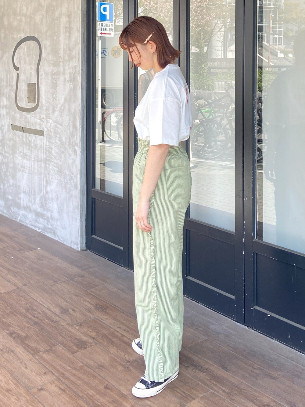 ホワイト系のTシャツ/カットソー、グリーン系のその他パンツを着用したレディースの春コーディネートの5枚目の写真