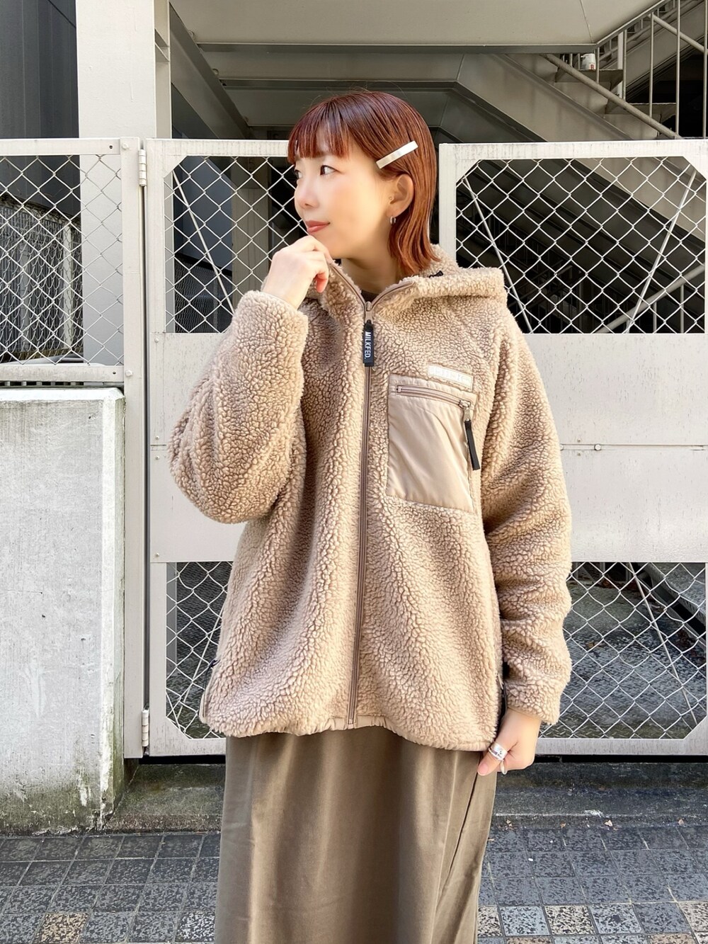 「大人かわいい、カジュアルコーデ、オトナカジュアル、シンプルスタイル、秋冬コーデ、ボア、ボアジャケット、ボアブルゾン、ワンピース、ワンピーススタイル、ワンピース×スニーカー」｜「MILKFED.のBOA ZIP UP HOODED JACKET（ブルゾン、ベージュ系）」を使った、佐藤 麻理さん（レディース・164cm）の冬コーディネートの3枚目の写真