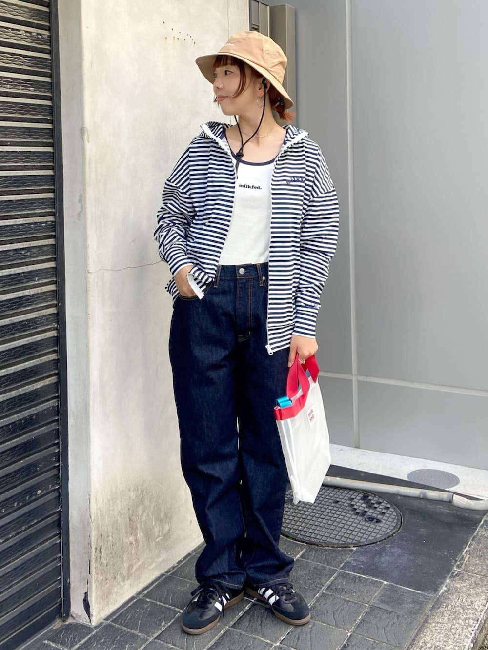 ホワイト系のタンクトップ、ブラック系のデニムパンツ、その他の水着を着用したレディースの春コーディネートの2枚目の写真