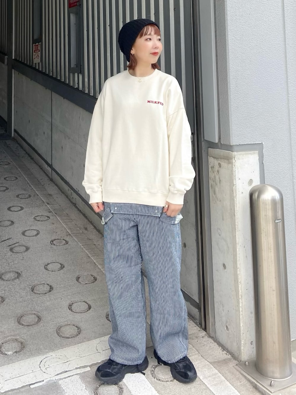「冬を彩る色いろコーデ、きれいめカジュアル、お出かけコーデ、パンツスタイル、今日のコーデ、シンプルスタイル、オトナカワイイ、冬のコーデ、ゆるコーデ、ヒッコリーパンツ、サロペット、サロペットパンツ、デニムパンツ」｜「MILKFED.のBACK HEART LOGO SWEATSHIRT（スウェット、ホワイト系）」を使った、佐藤 麻理さん（レディース・164cm）の冬コーディネートの2枚目の写真