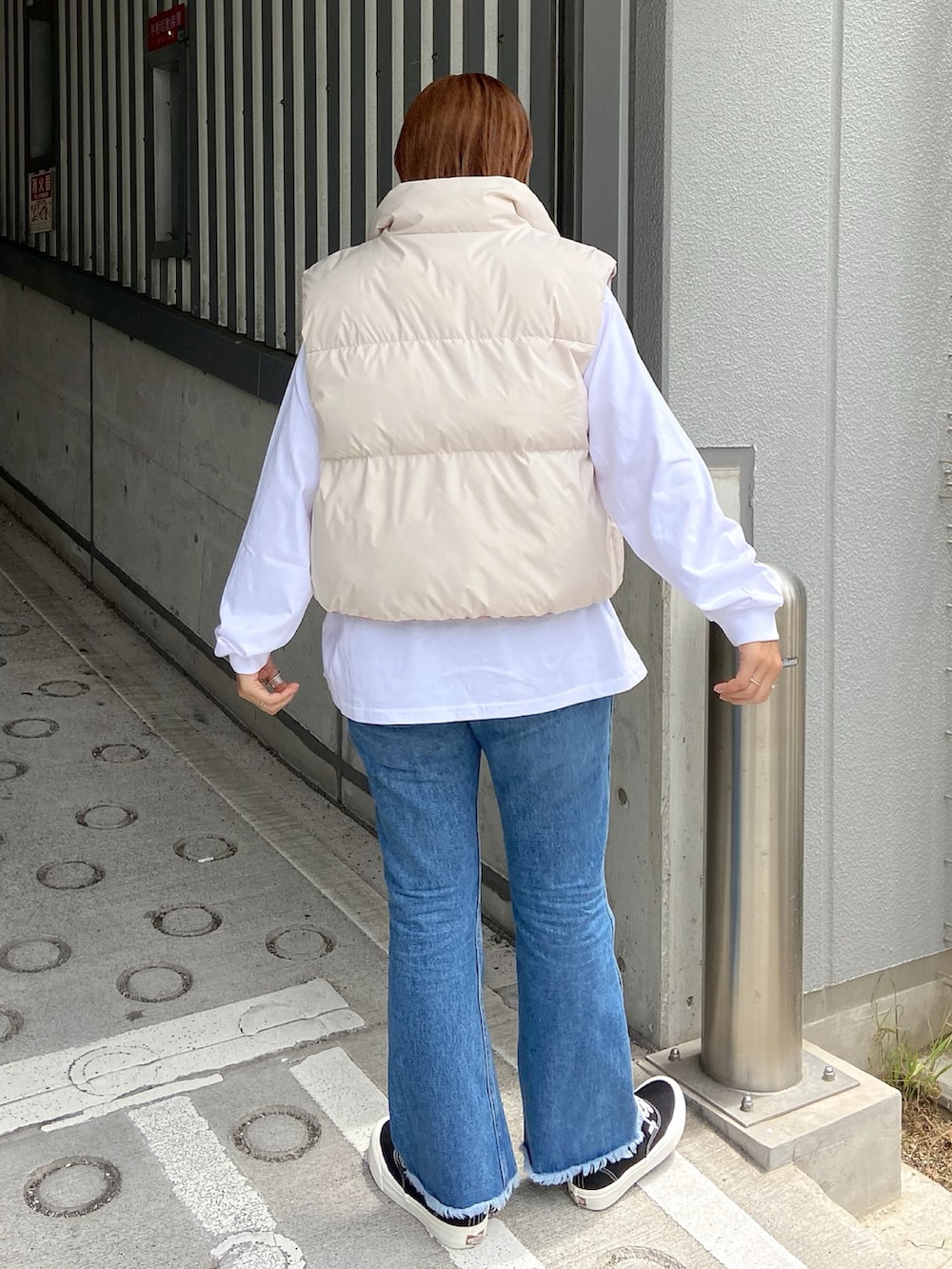 「大人カジュアル、秋服準備はじめました、おでかけコーデ、大人かわいい、着回しコーデ、シンプルコーデ、スカートスタイル、夏コーデ、デニム、秋コーデ、ダウンジャケット、ダウンベスト」｜「MILKFED.のSTENCIL L/S TEE（Tシャツ/カットソー、ホワイト系）」を使った、佐藤 麻理さん（レディース・164cm）の夏コーディネートの5枚目の写真