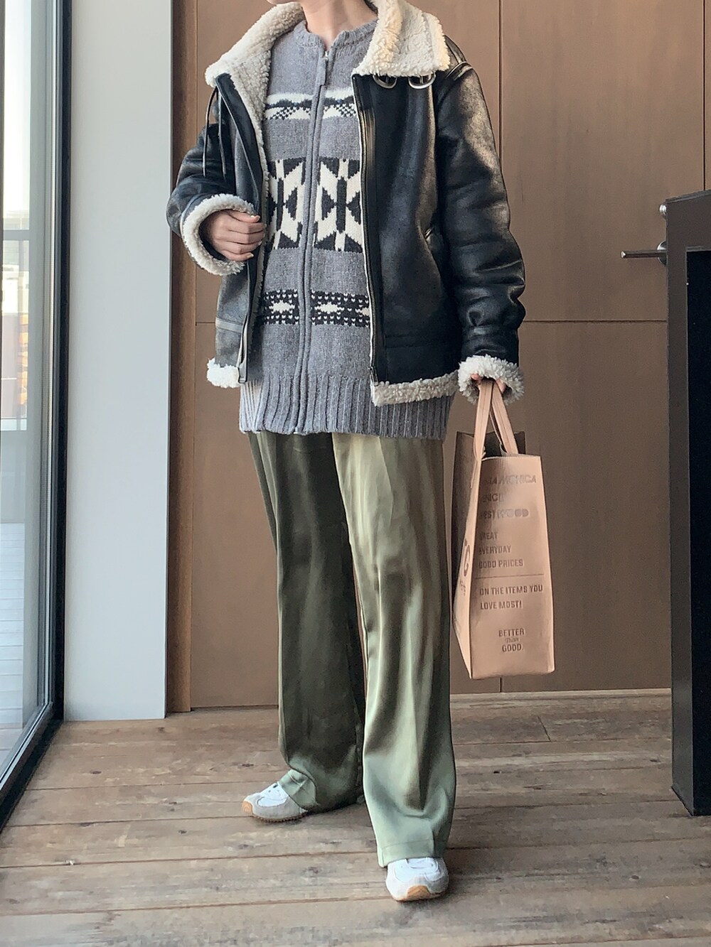 グレー系のカーディガン/ボレロ、ブラック系のブルゾン、グリーン系のその他パンツを着用したレディースの冬コーディネートの2枚目の写真