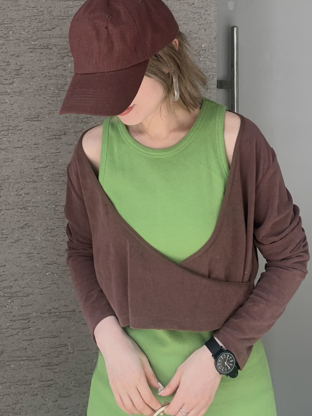 「春夏コーデ、今日のコーデ、オトナ女子、キレイめ、夏、リラックススタイル、ootd、夏コーデ、ゆるコーデ、グリーン、グリーンコーデ、ワンピース、ワンピーススタイル、レイヤードスタイル、カジュアル」｜「Ungridのアメスリテレコフィットワンピース（ワンピース、グリーン系）」を使った、Creamさん（レディース・158cm）の夏コーディネートの2枚目の写真