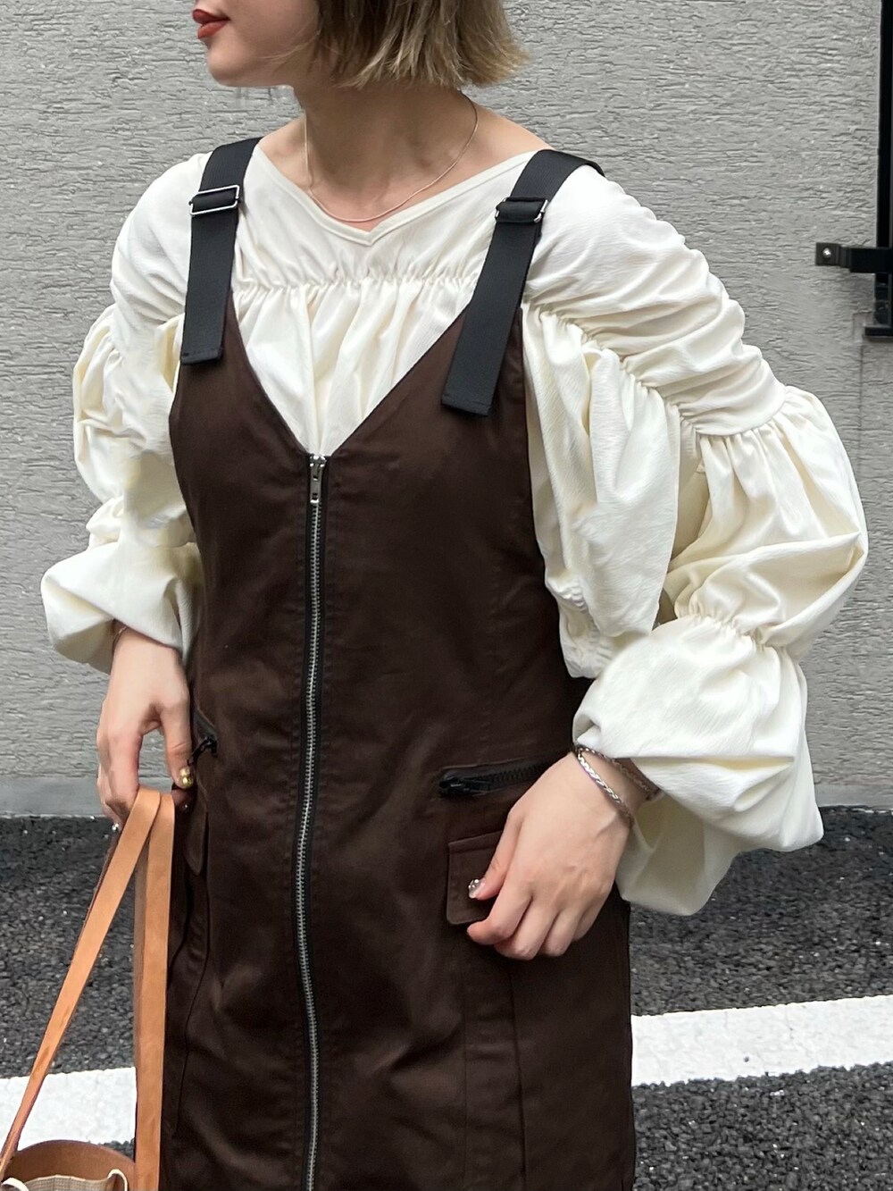 「秋のコーデ、きれいめカジュアル、オトナカジュアル、大人女子、秋カラー、ジャンパースカート、ワンピース、ミリタリー、アウトドアコーデ、ミリタリーコーデ、コラボ、ブラウン、ブラウス、秋色コーデ、秋服準備はじめました」｜「ECRIREの【creamコラボ】フロントジップジャンスカ（ジャンパースカート、ブラウン系）」を使った、Creamさん（レディース・158cm）の夏コーディネートの4枚目の写真
