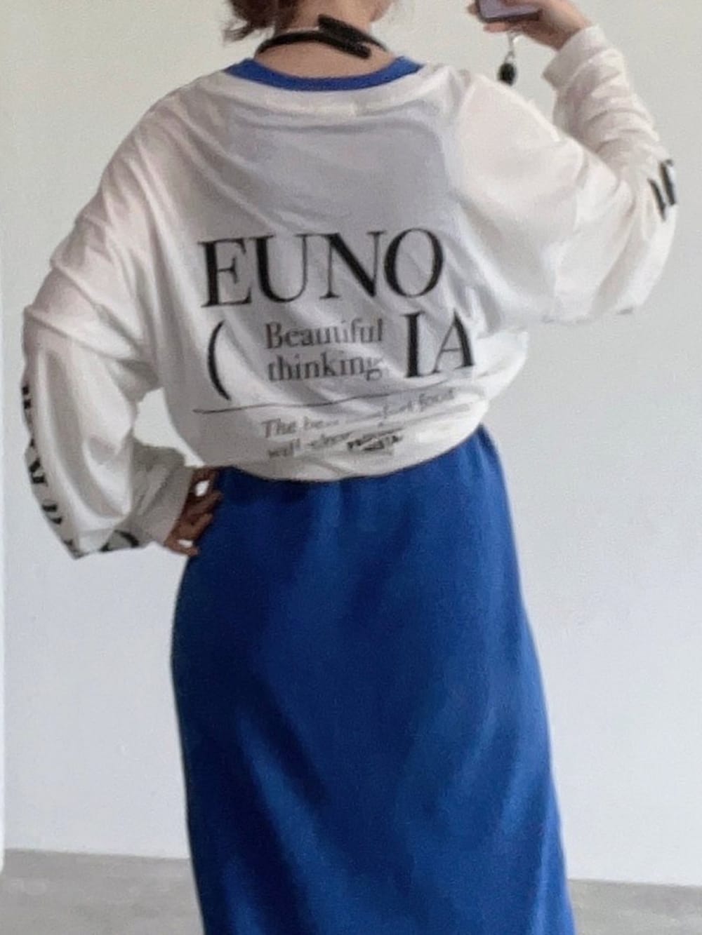 「ラクチンコーデ、ブルー、ブルーコーデ、ブルー x ホワイト、ロンT、ロゴT、バックプリント、ロゴTシャツ、y2k、スポーツミックス、靴下、サンダル、サンダルに靴下、春服コーデ、今日のコスメと服」|「PROTAGONISTAのPROTAGONISTA / プリントロンT(Tシャツ/カットソー、ホワイト系)」を使った、Creamさん(骨格ウェーブ・レディース・158cm)の春コーディネートの2枚目の写真
