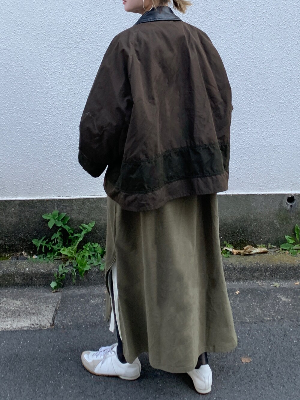 「クリスマスに着たい服、大人カジュアル、休日スタイル、ゆるコーデ、きれいめカジュアル、ラフ、ワンピーススタイル、ワンピース×スニーカー、スニーカー、JILSANDER、ジャーマントレーナー、バブアー、barbour、カーキ、コラボ」｜「Ezickの【先行予約／人気WEARISTA別注】カットワンピース（ワンピース、グリーン系）」を使った、Creamさん（レディース・158cm）の冬コーディネートの3枚目の写真