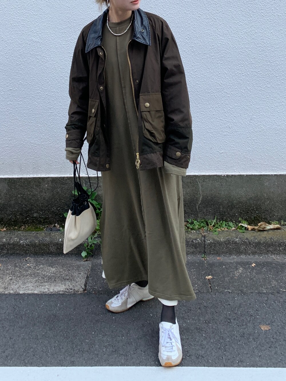 「クリスマスに着たい服、大人カジュアル、休日スタイル、ゆるコーデ、きれいめカジュアル、ラフ、ワンピーススタイル、ワンピース×スニーカー、スニーカー、JILSANDER、ジャーマントレーナー、バブアー、barbour、カーキ、コラボ」｜「Ezickの【先行予約／人気WEARISTA別注】カットワンピース（ワンピース、グリーン系）」を使った、Creamさん（レディース・158cm）の冬コーディネートの2枚目の写真