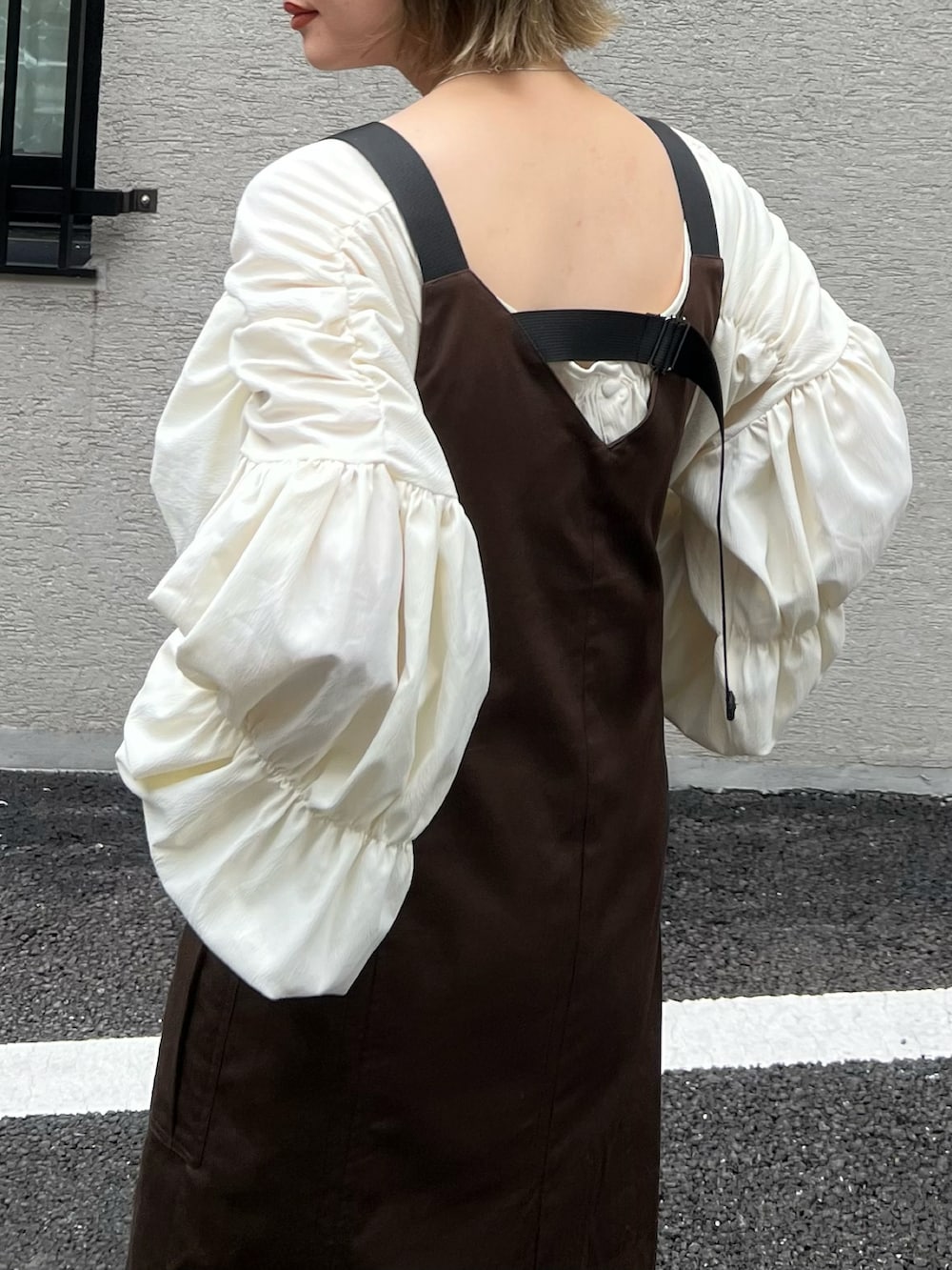 「秋のコーデ、きれいめカジュアル、オトナカジュアル、大人女子、秋カラー、ジャンパースカート、ワンピース、ミリタリー、アウトドアコーデ、ミリタリーコーデ、コラボ、ブラウン、ブラウス、秋色コーデ、秋服準備はじめました」｜「ECRIREの【creamコラボ】フロントジップジャンスカ（ジャンパースカート、ブラウン系）」を使った、Creamさん（レディース・158cm）の夏コーディネートの5枚目の写真