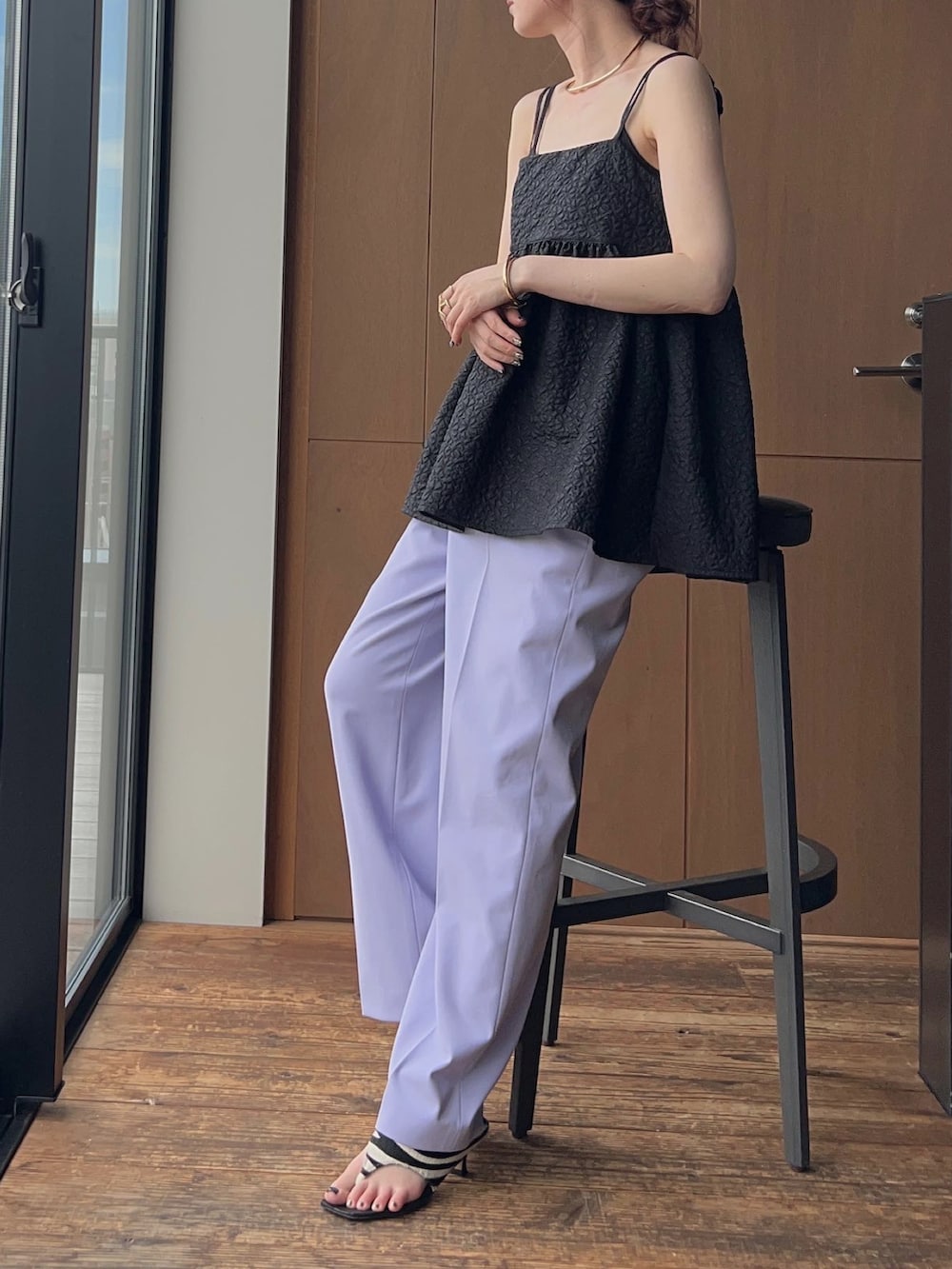 「夏ファッション、大人女子、きれいめコーディネート、カジュアルガーリー、大人ガーリー、大人かわいい、ぺプラムトップス、ぺプラム、カラーパンツ、ラベンダー、ビスチェ、キャミソール、スラックスパンツ、プチプラ、プチプラコーデ」｜「Bonjour Saganのジャガードキャミブラウス（キャミソール、ブラック系）」を使った、Creamさん（骨格ウェーブ・レディース・158cm）の夏コーディネートの2枚目の写真